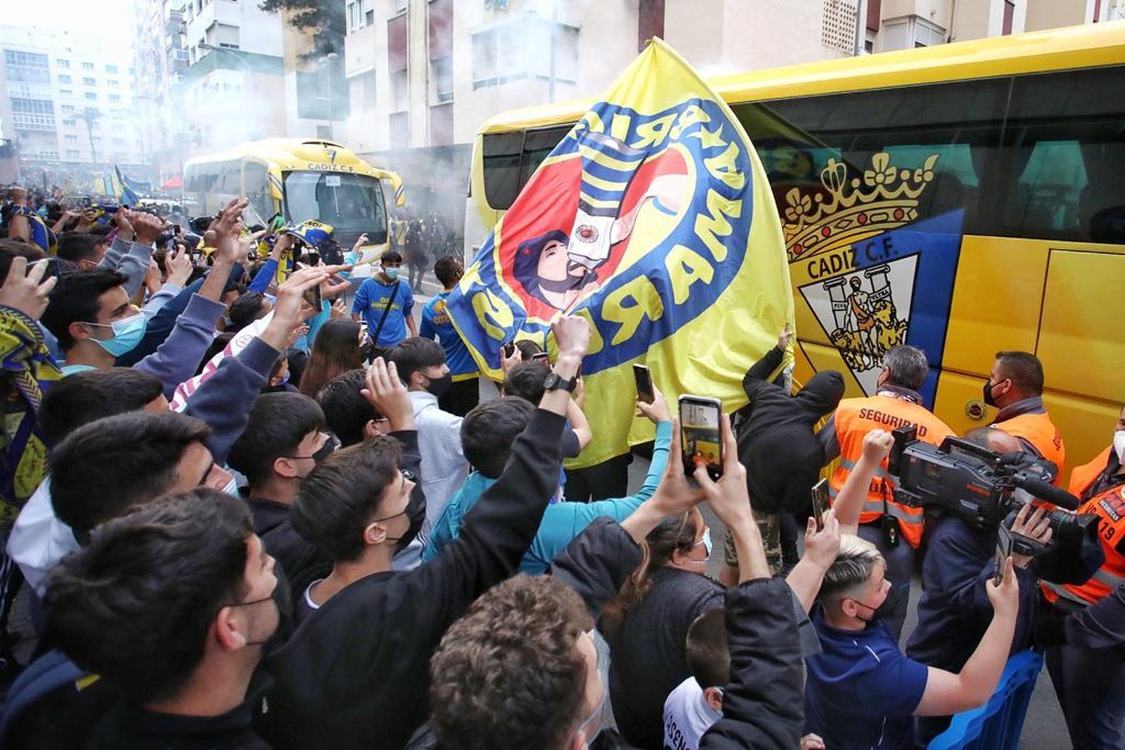 En imágenes, el espectacular recibimiento al autobús del Cádiz en la previa del partido frente al Real Madrid