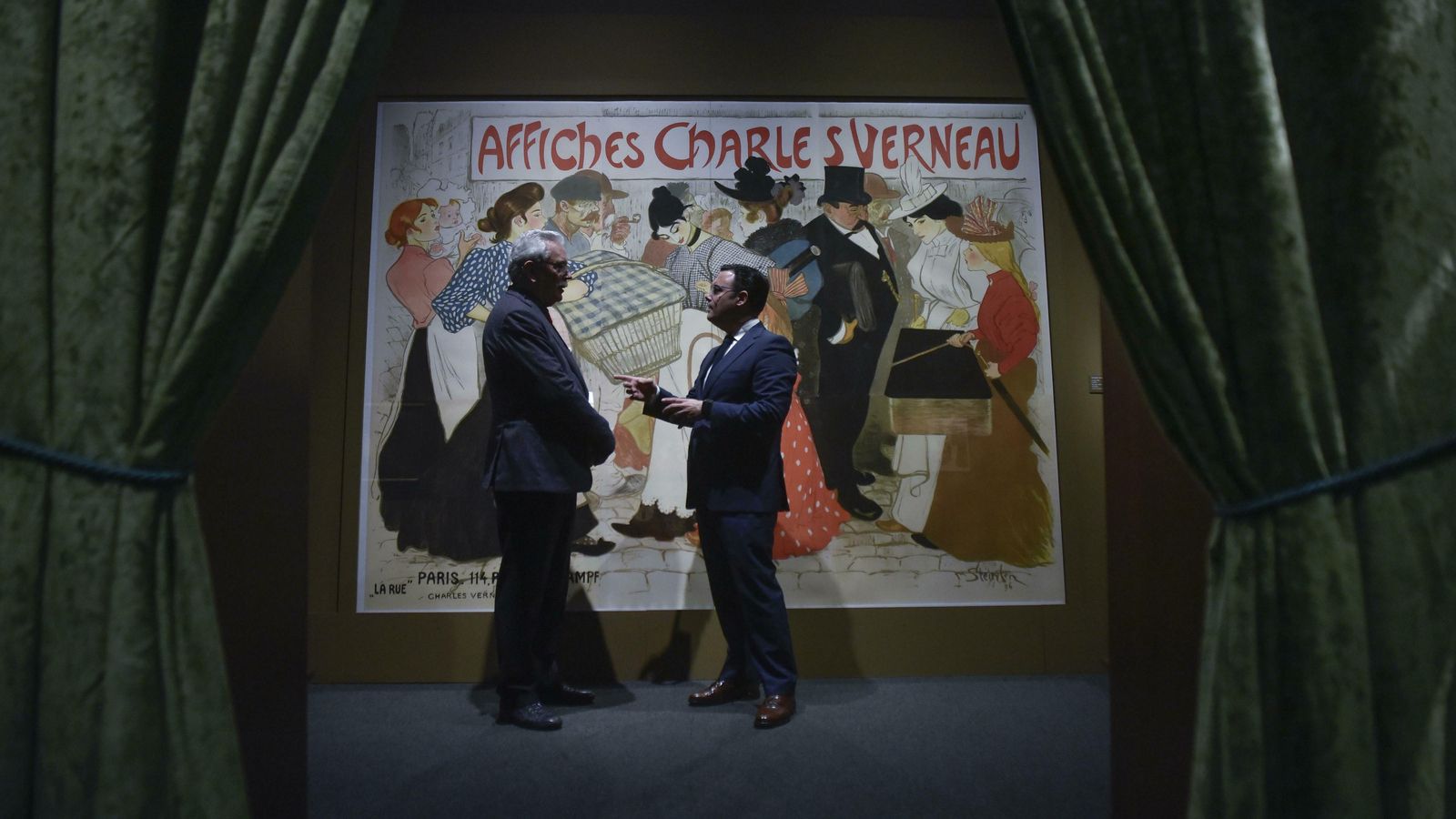 El comisario de la exposición, Phillip Dennis Cate, con el director de Caixafórum Sevilla, Moisés Roiz.