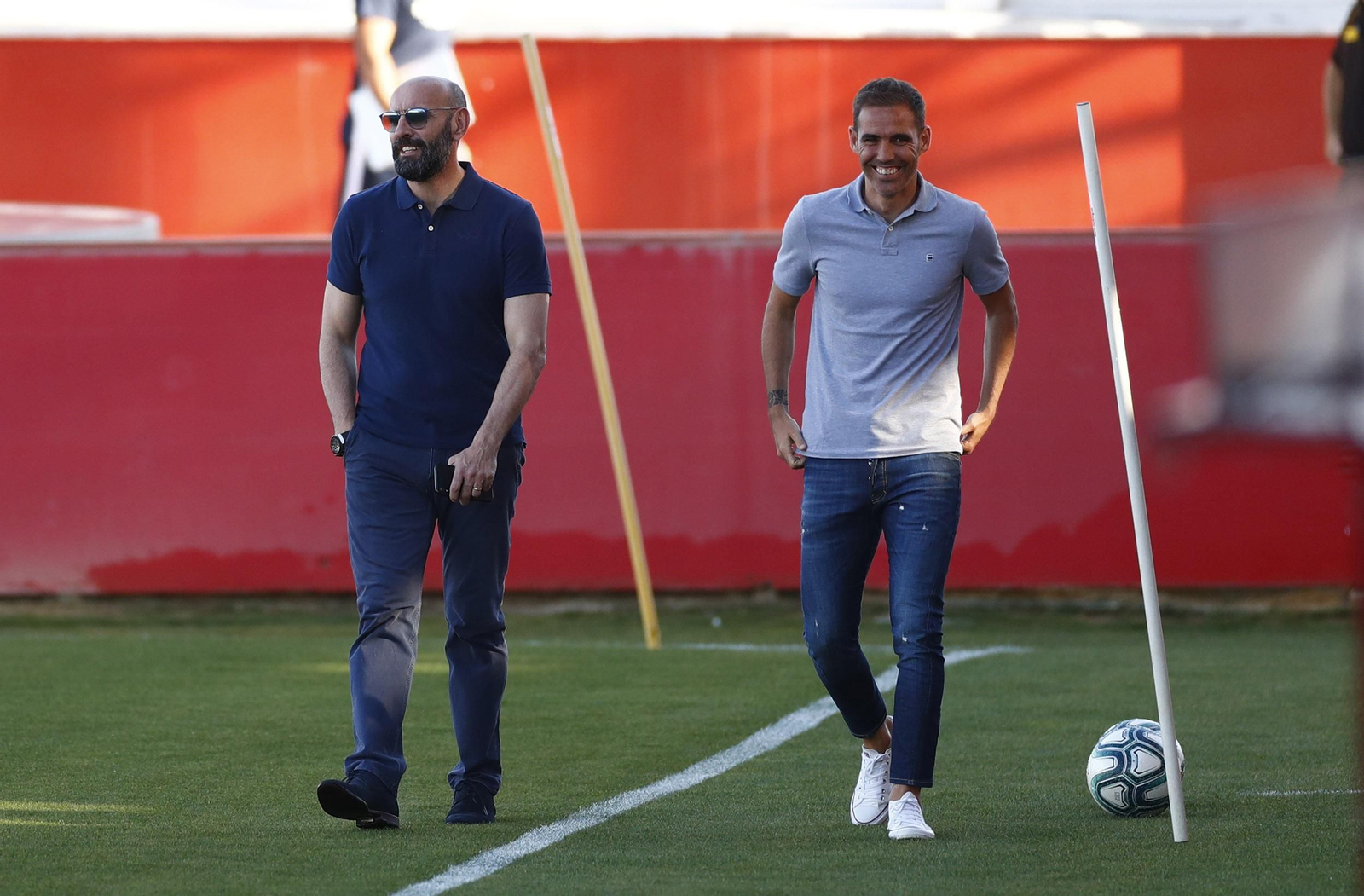 Monchi y Fernando Navarro, en la ciudad deportiva del Sevilla.