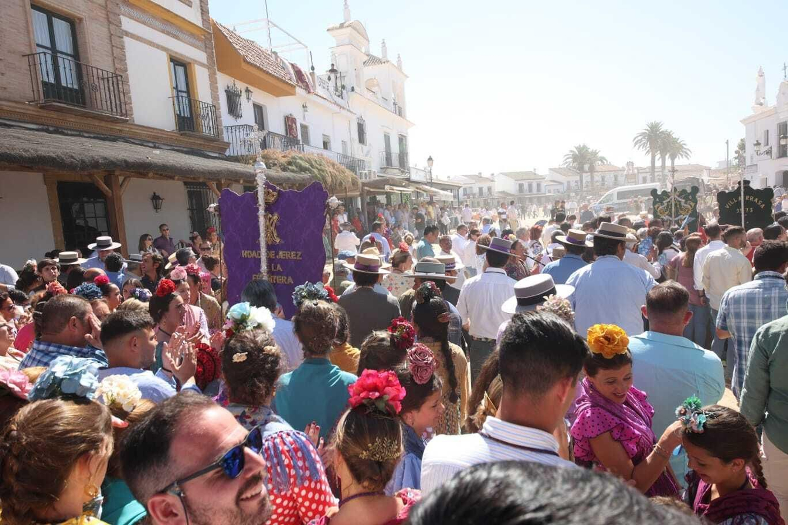 El Simpecado de Jerez a los pies de la Virgen del Rocío