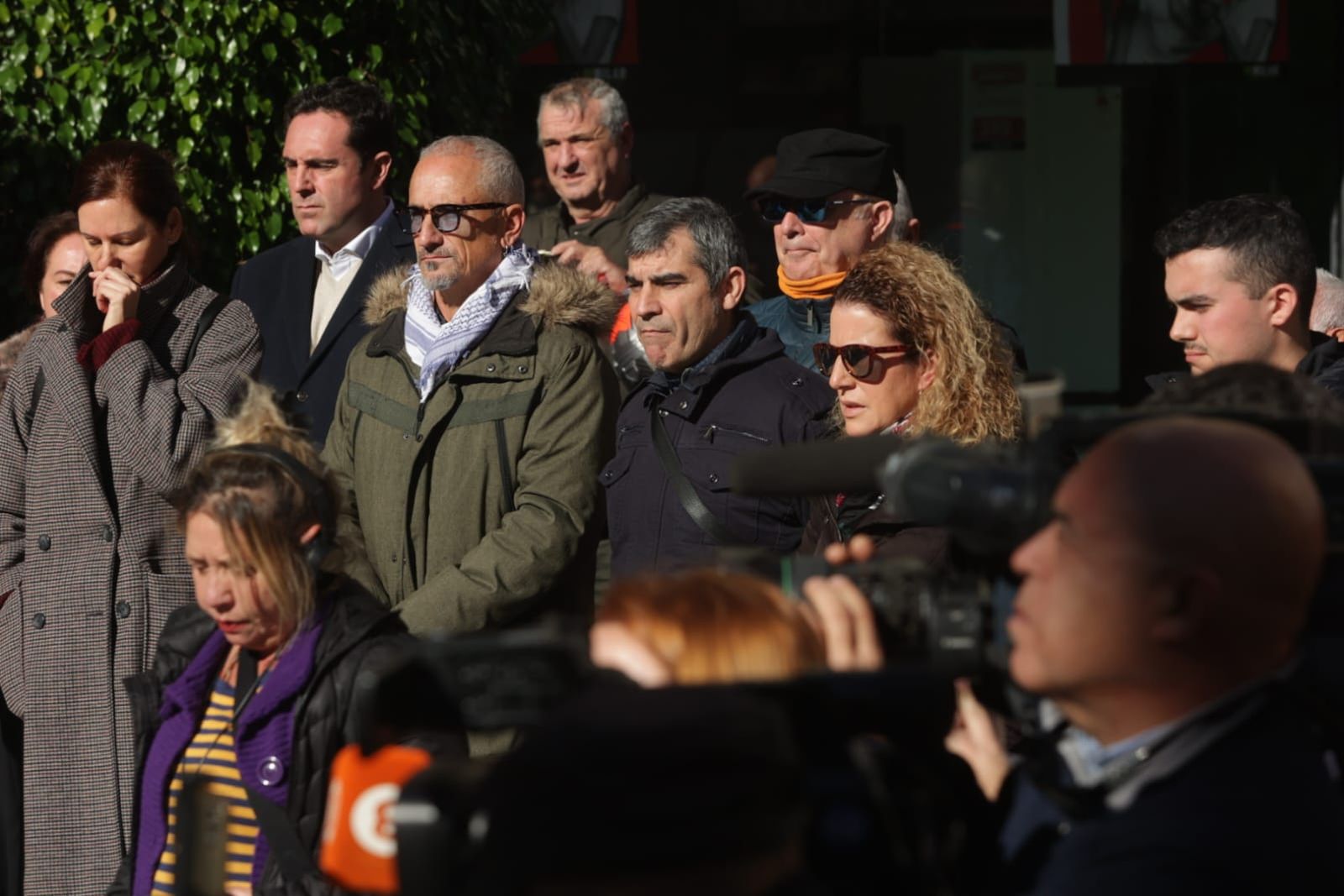 Ciudadanos en el minuto de silencio ante el Ayuntamiento de Algeciras, este lunes.