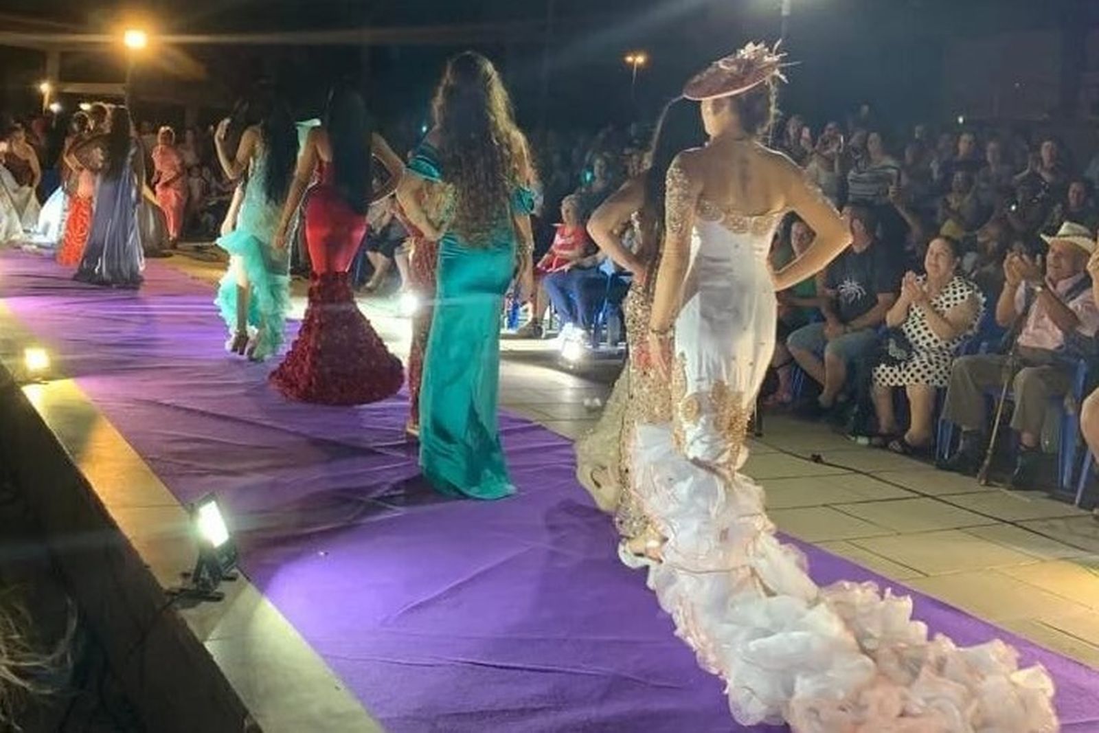 Modas Fina triunfa en Adra con el desfile 'El orgullo de ser calé'