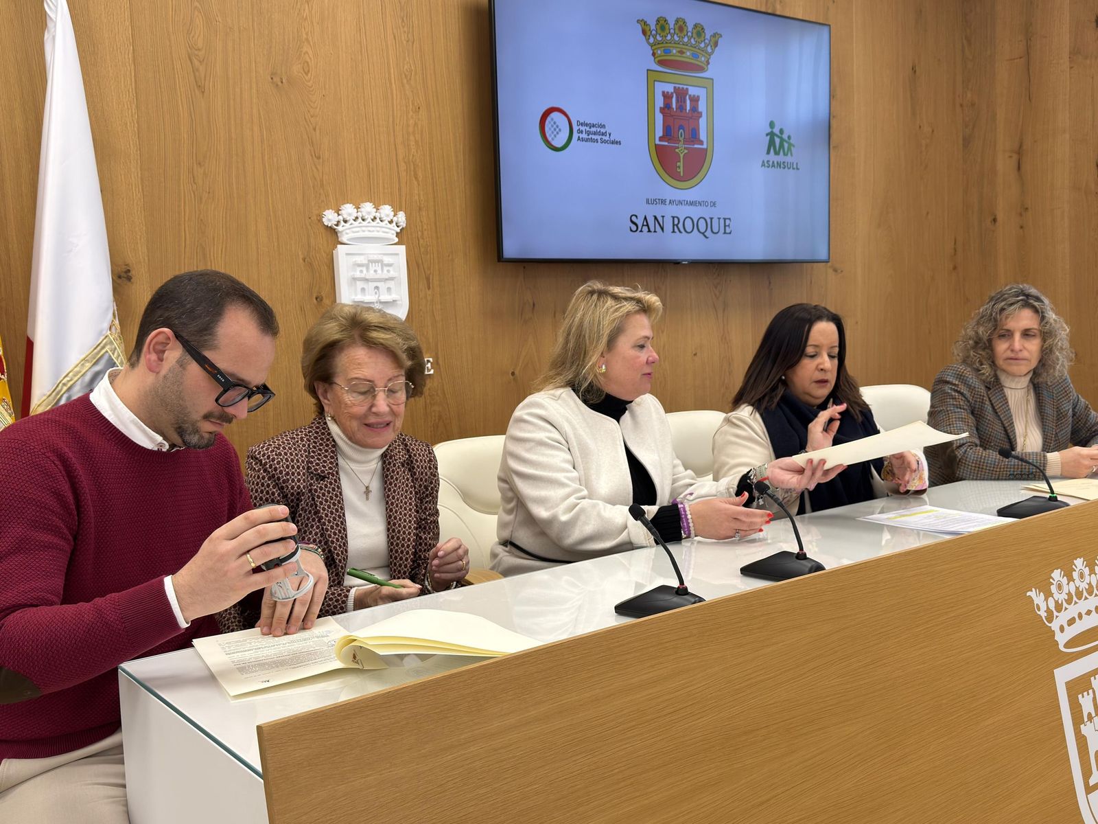 Imagen de la firma del convenio Mejor en compañía.