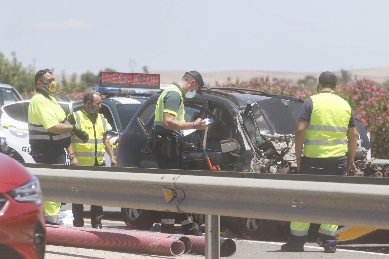 La Guardia Civil de Tráfico en el lugar del accidente