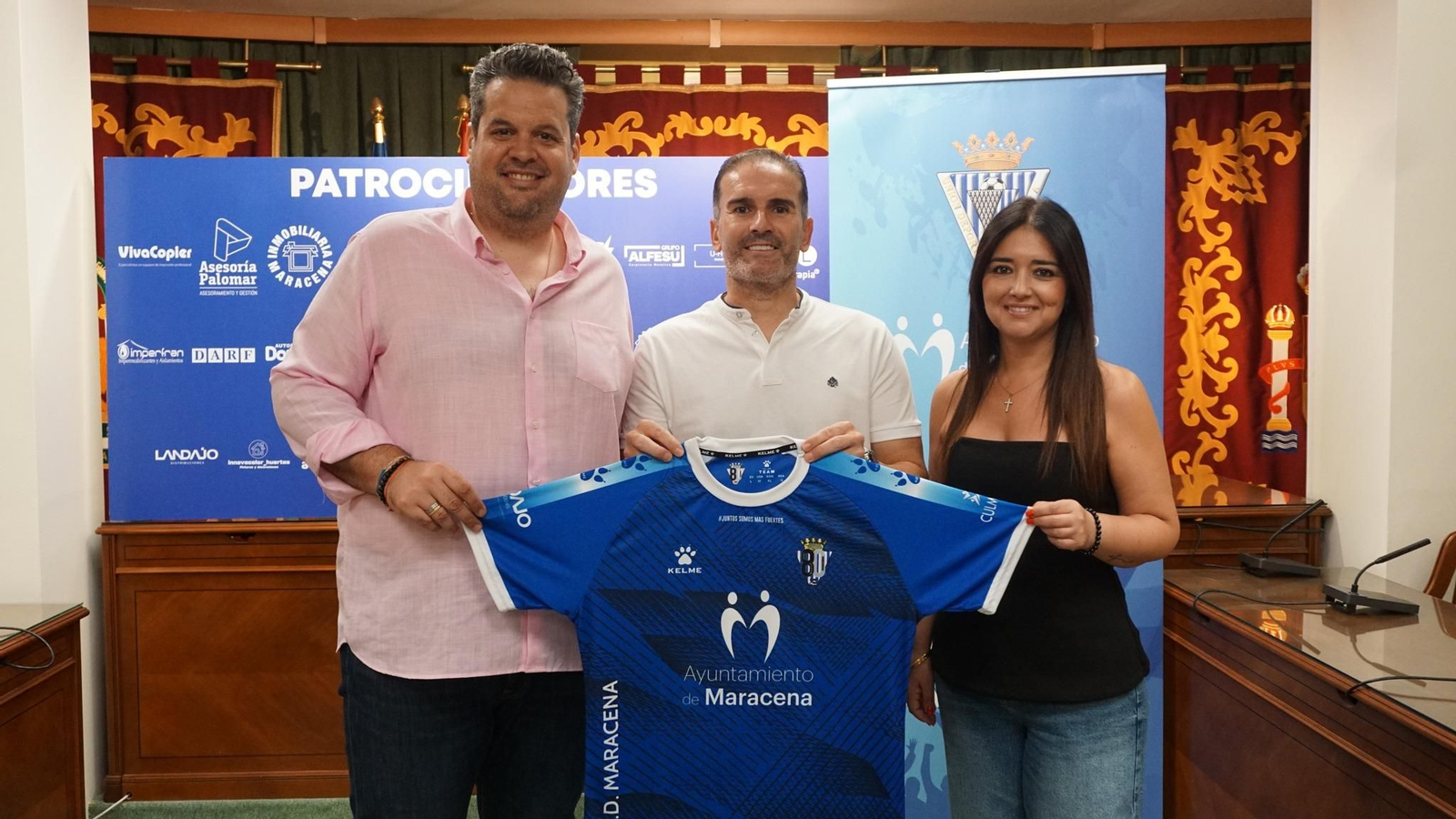 El alcalde de Maracena, Carlos Porcel, Sergio Gómez y la concejala de deportes, Amabel Adarve.