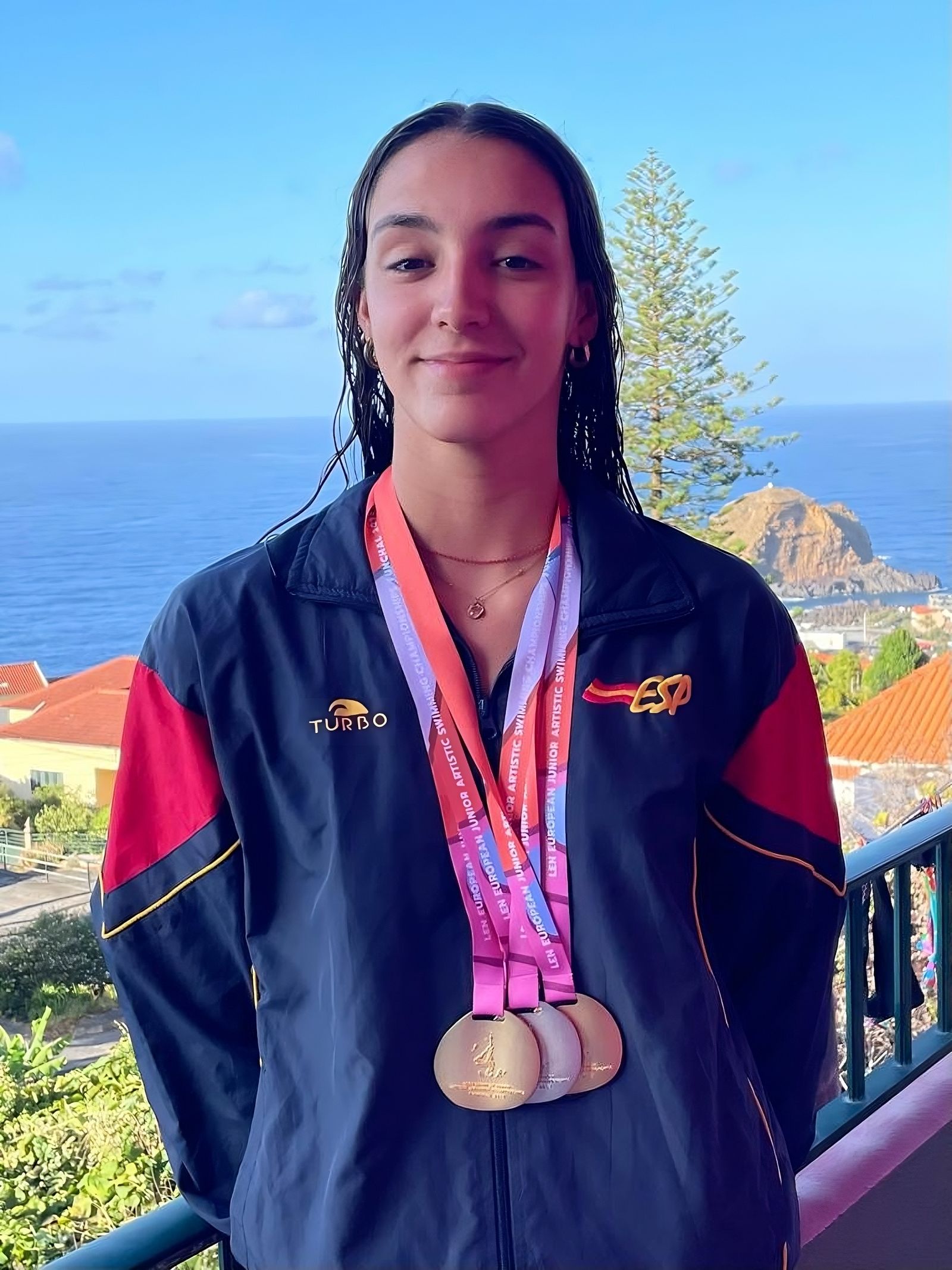 Aurora Lázaro, con su cosecha de medallas en el Europeo júnior.