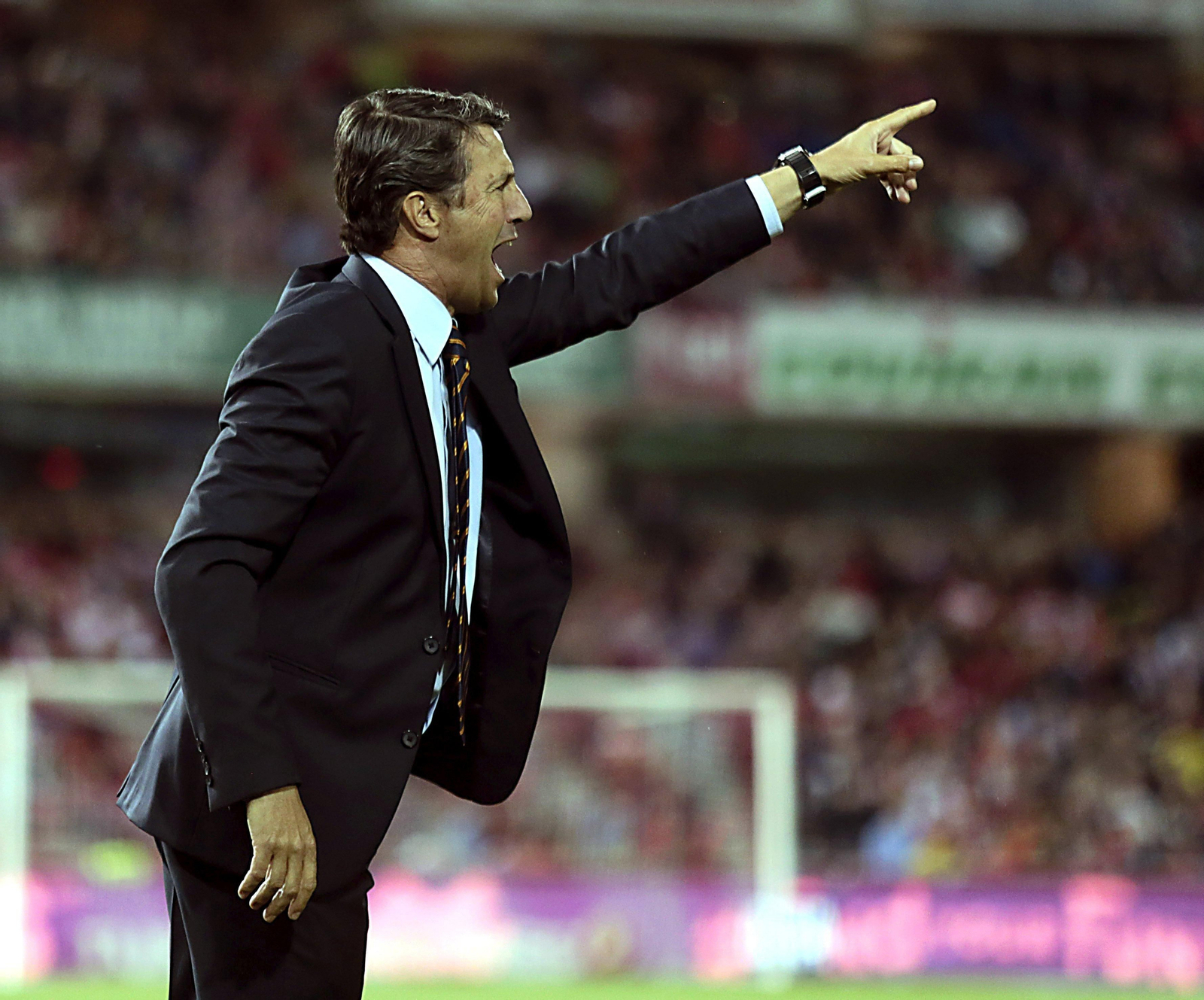 Jose González realiza una indicación en su exitosa última etapa al frente del Granada.