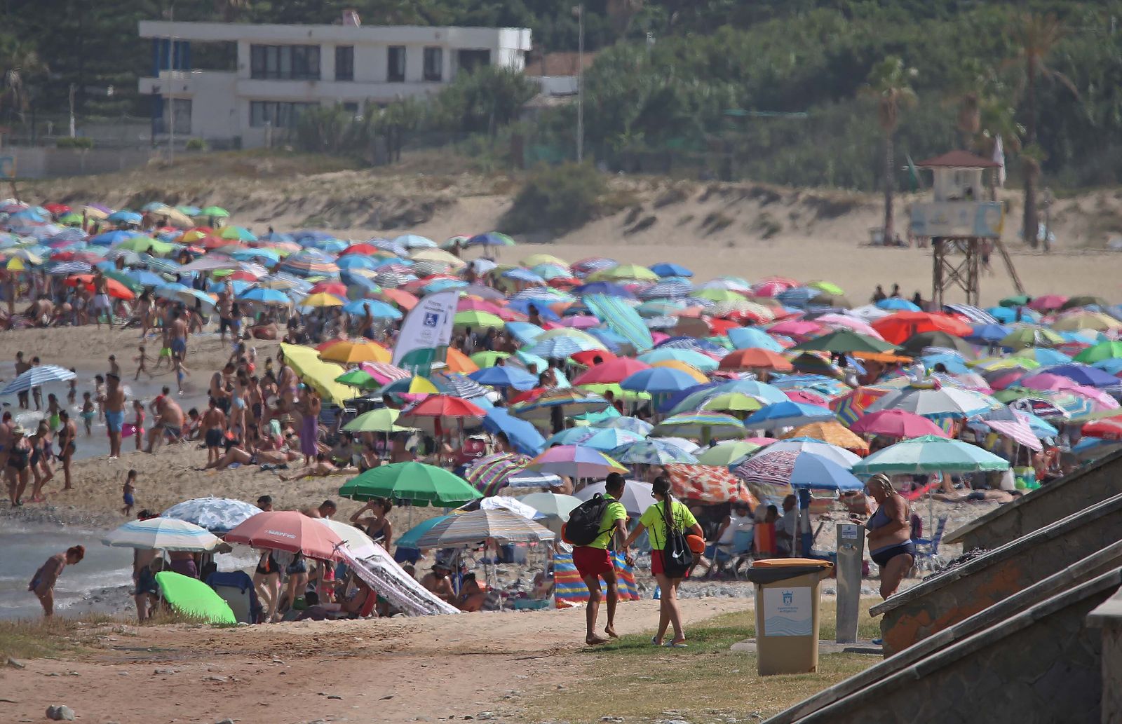La playa de Getares abarrotada este domingo, en imágenes
