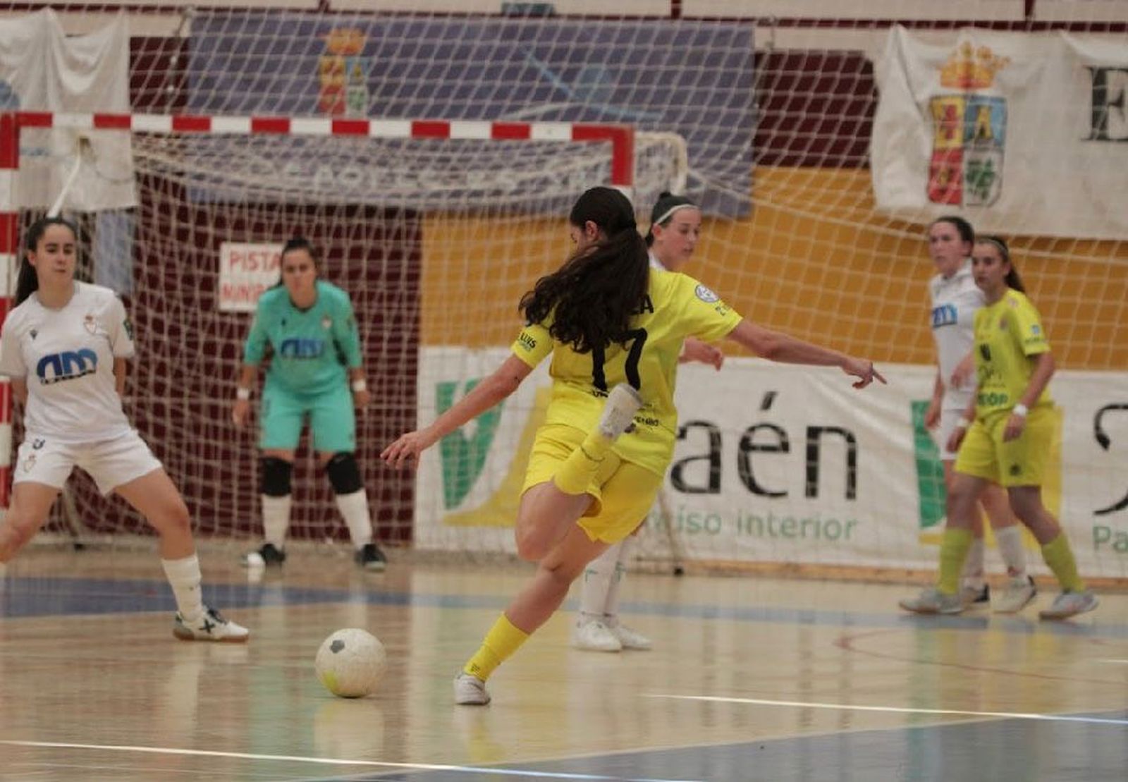 Andrea Blázquez ejecuta un disparo con el Martos FS femenino.