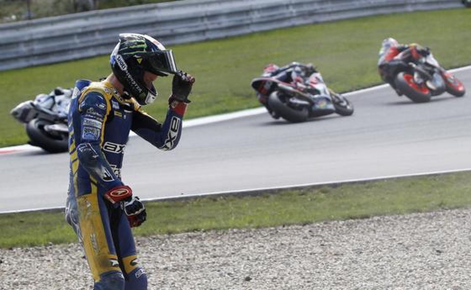 Iannone se cuela por delante de Marc Márquez y Bradl en Moto2. / Reuters