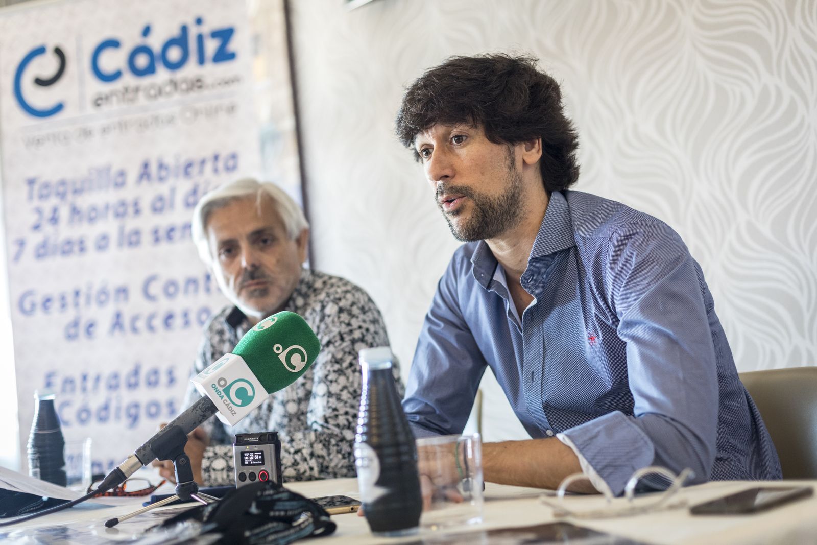 El artista Manuel Lombo, ayer en Massé Copas durante la rueda de prensa.
