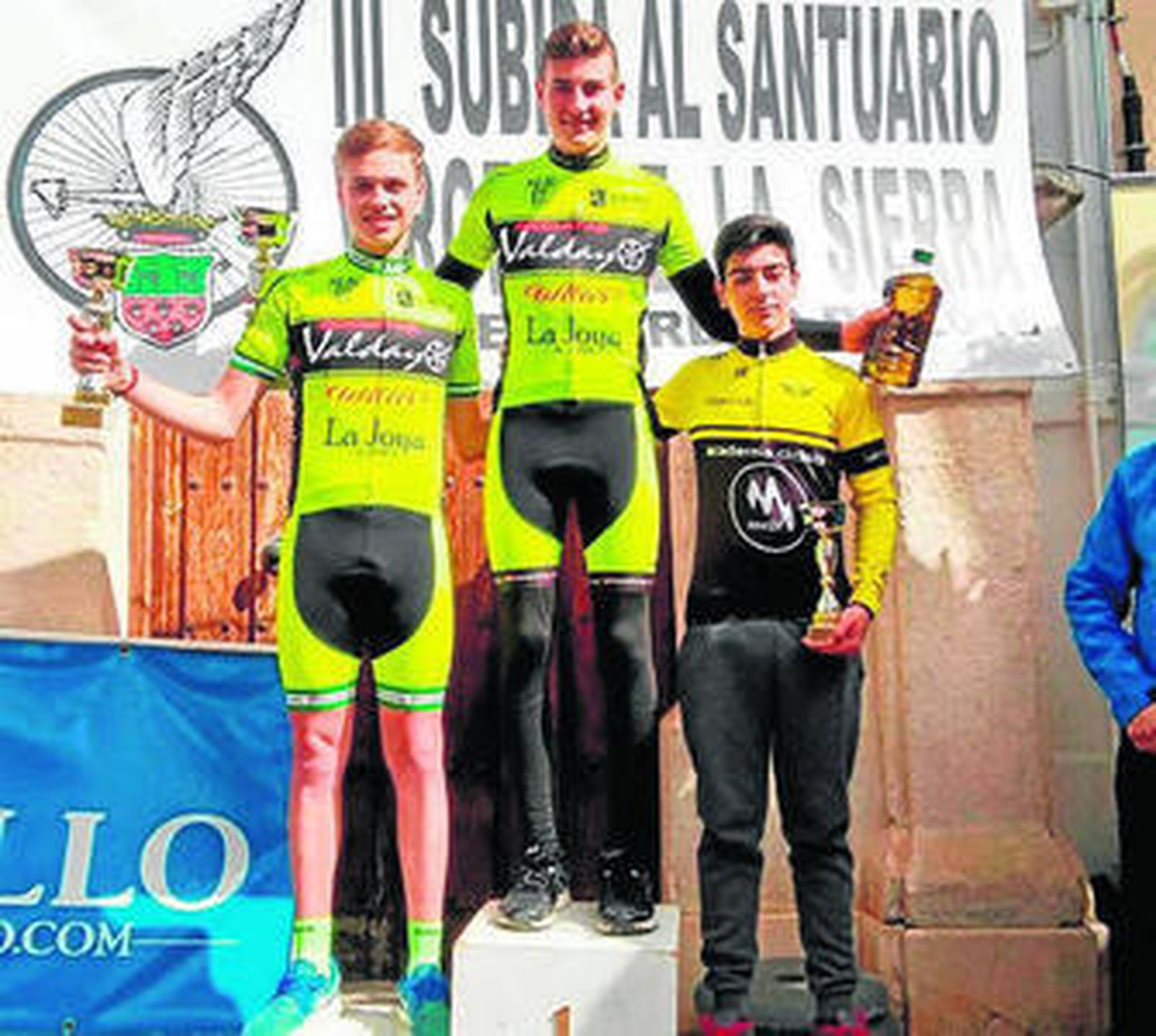 Los representantes del club condal, en lo más alto del podio en Cabra.