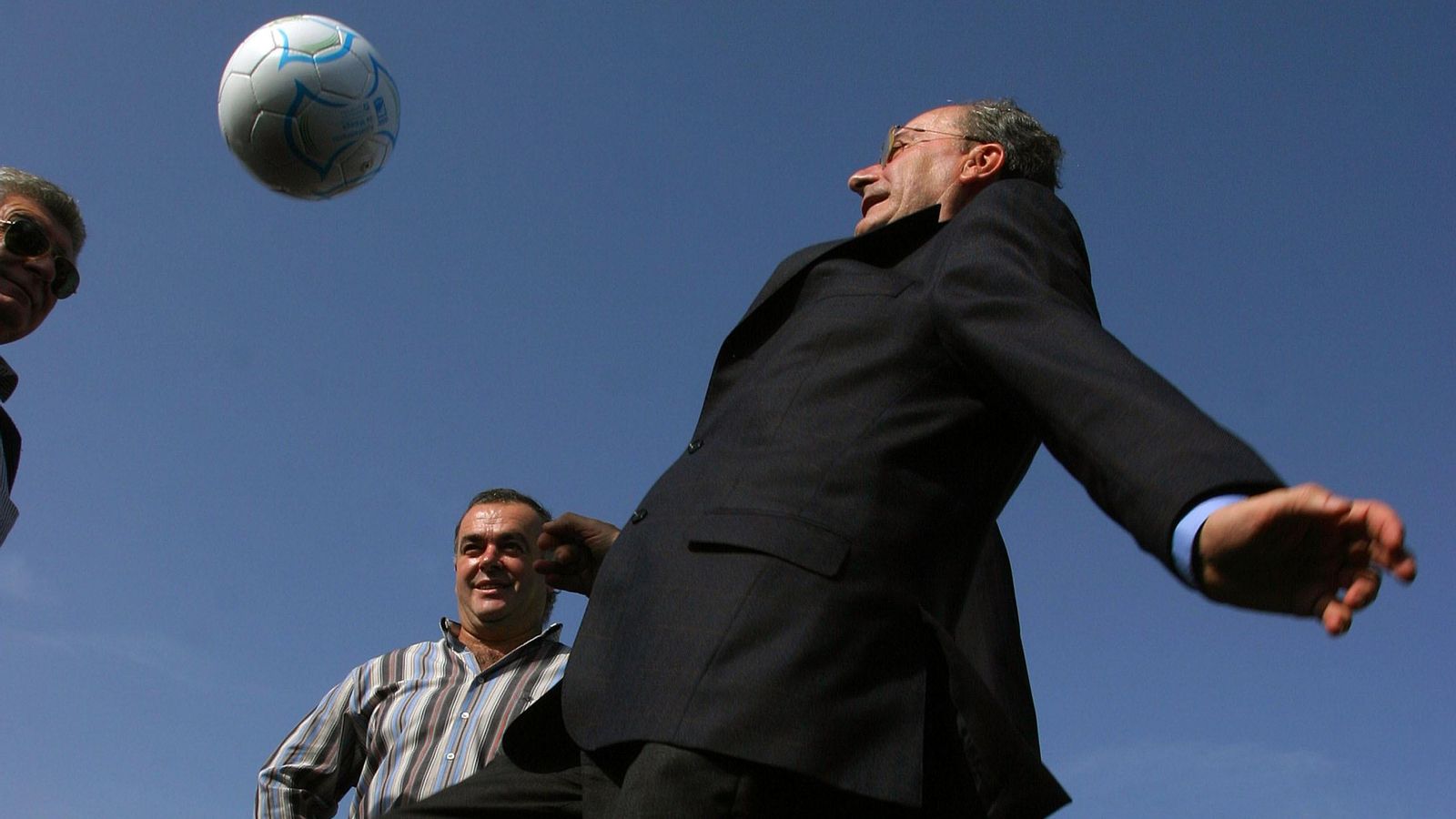 De la Torre juega al fútbol en el estreno del campo de Carlinda