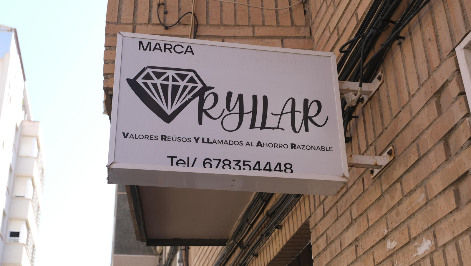 Las imágenes de la asociación que regala libros y ropa a las personas sin hogar en El Zapillo