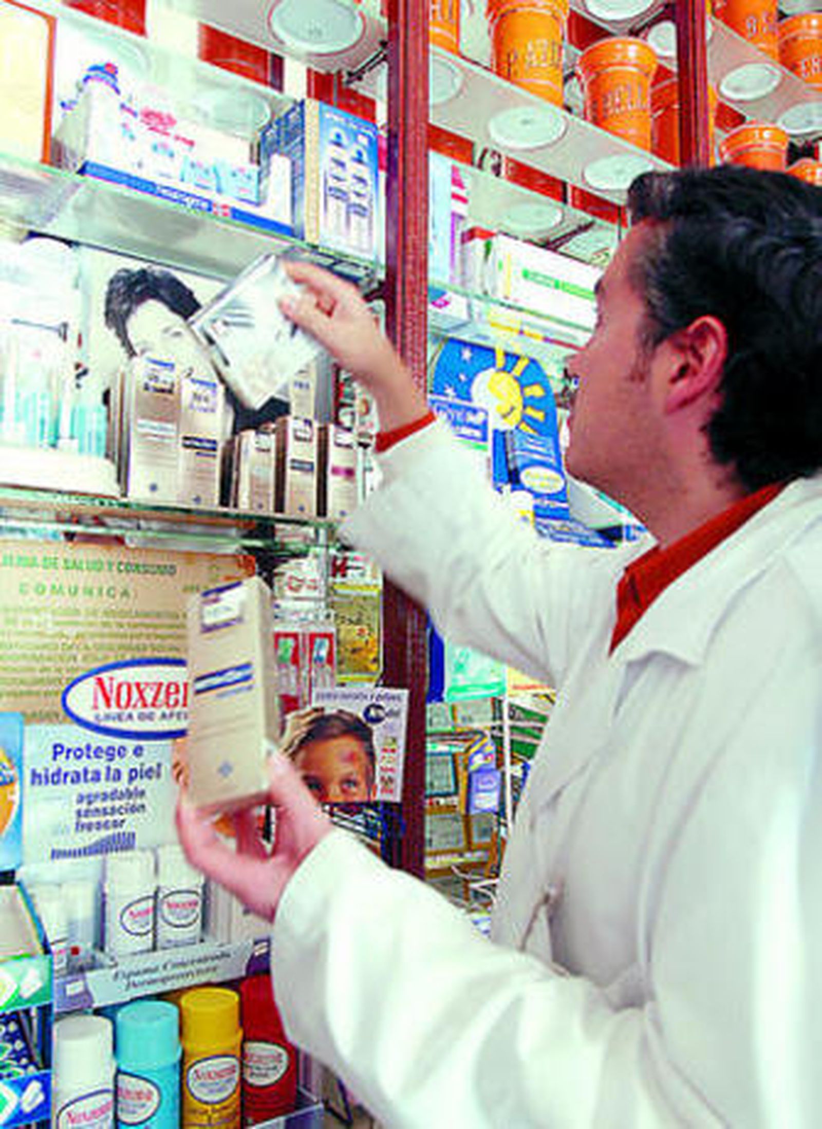 Un profesional repone existencias en una botica.