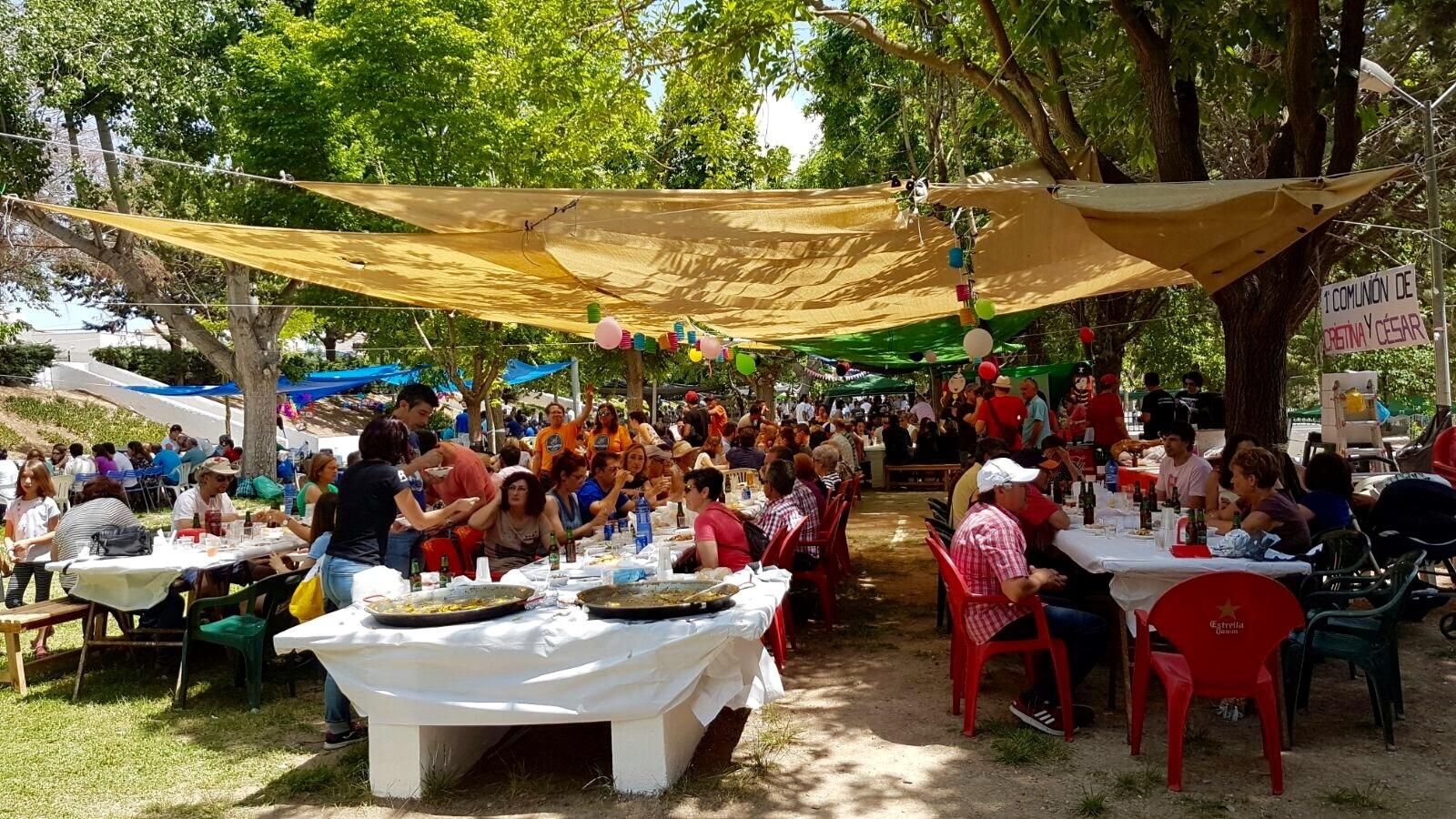 Mesas con toldos pueblan el area recreativa de Montagon