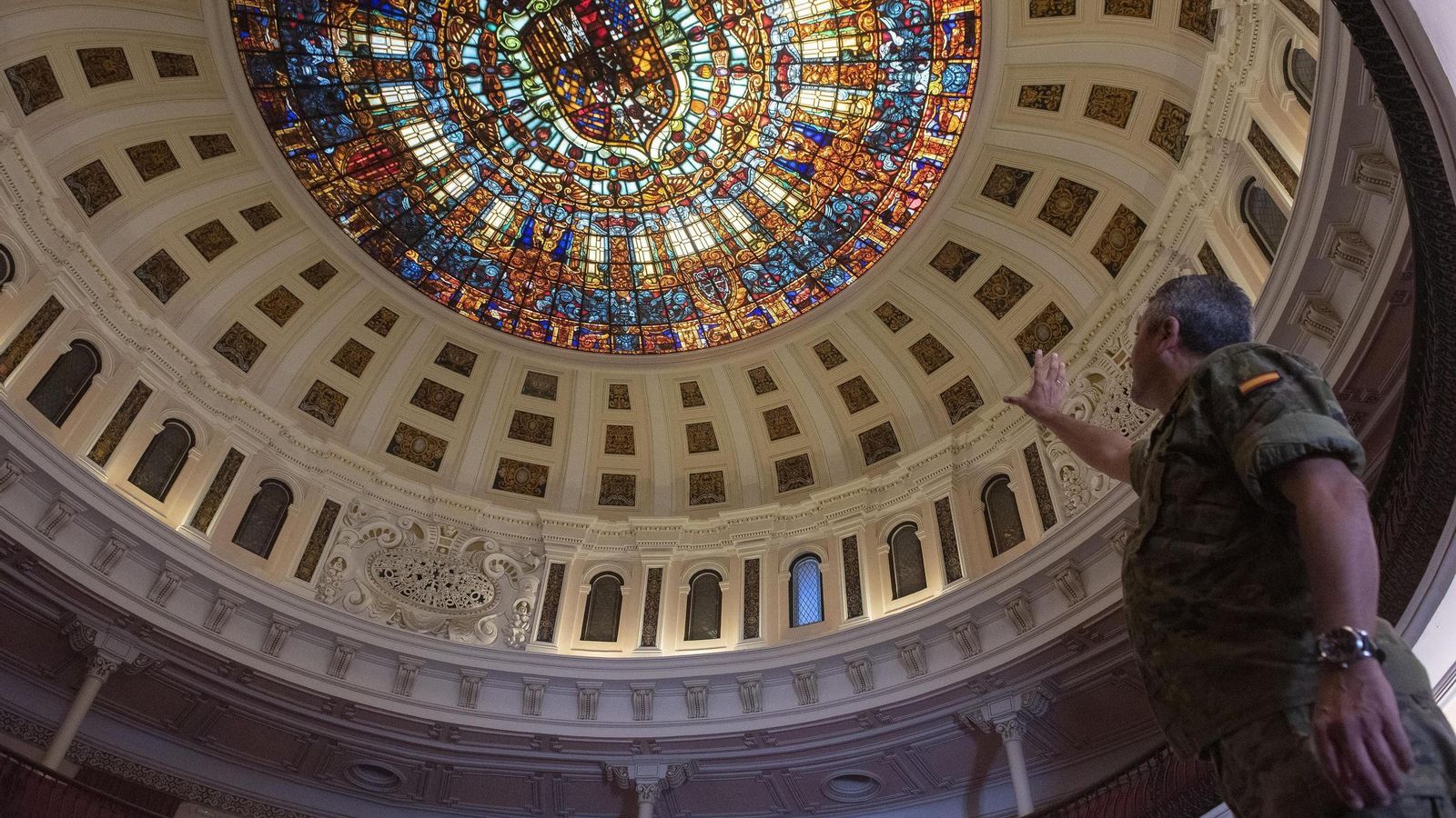 La fabulosa vidriera del salón de actos diseñado por Aníbal González.