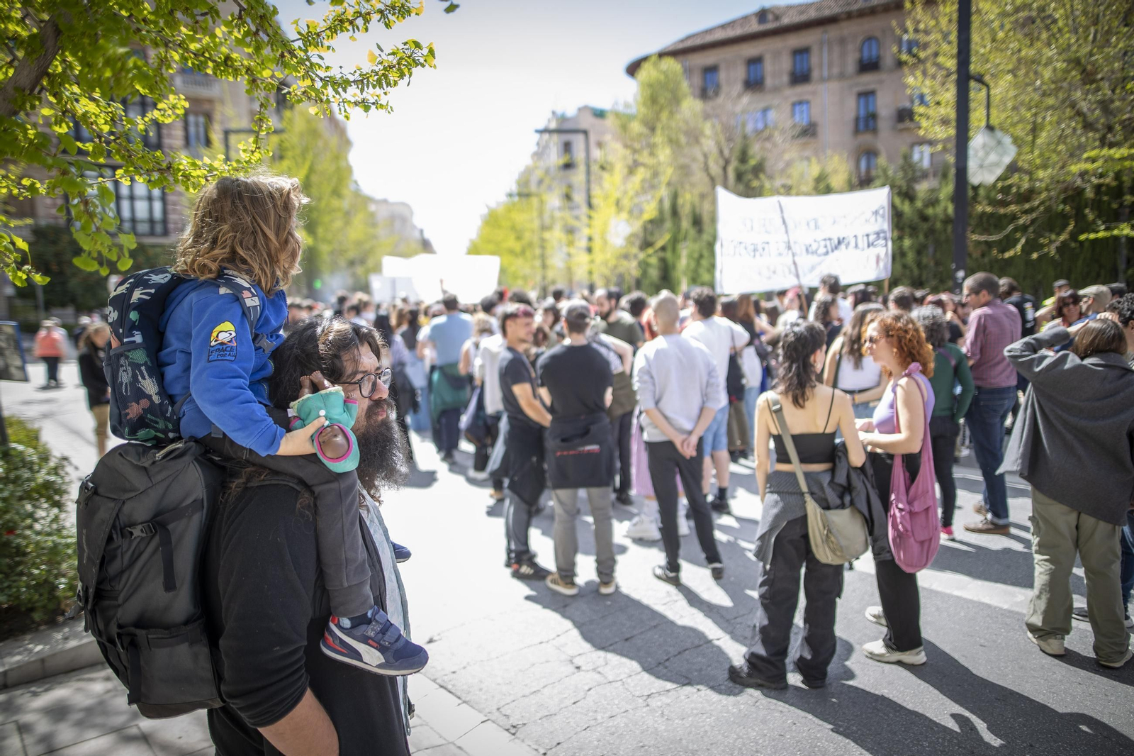 Todas las imágenes de la manifestación contra "el negocio de la vivienda" en Granada