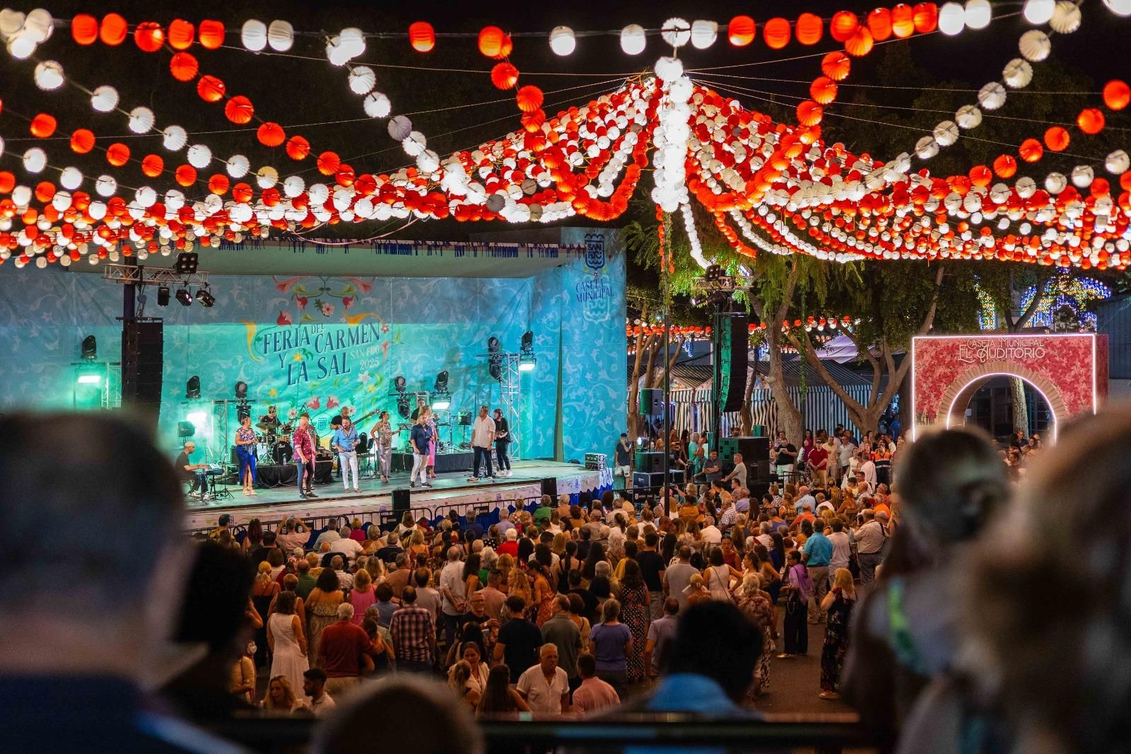 Las imágenes de la segunda noche de la Feria del Carmen y de la Sal 2025 en San Fernando