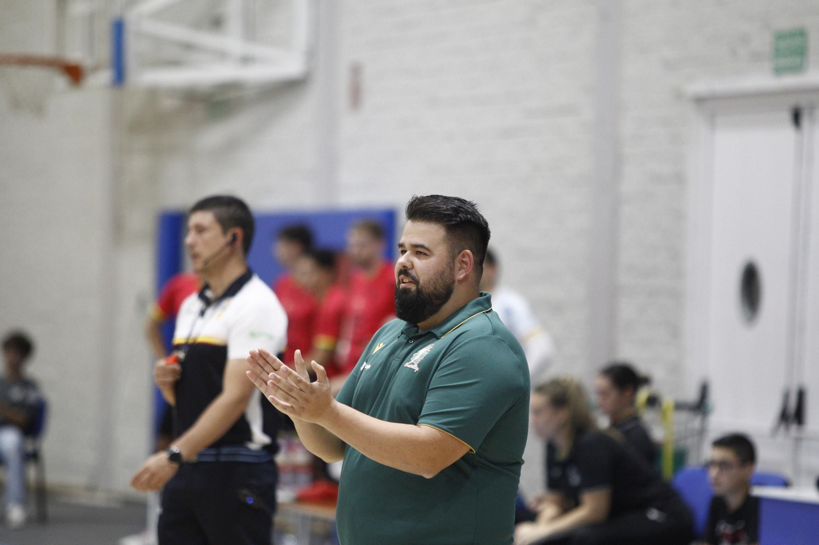 Pablo Ruiz aplaude a sus jugadores durante un encuentro de esta temporada disputado en el Moisés Ruiz.