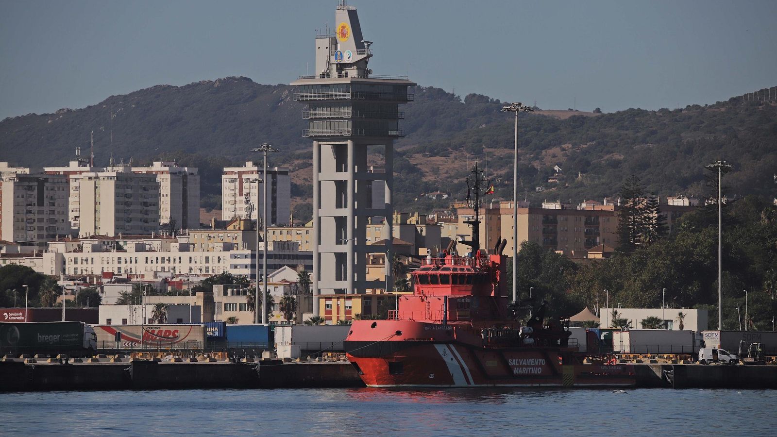 El remolcador 'María Zambrano' de Salvamento Marítimo, en Isla Verde Interior.