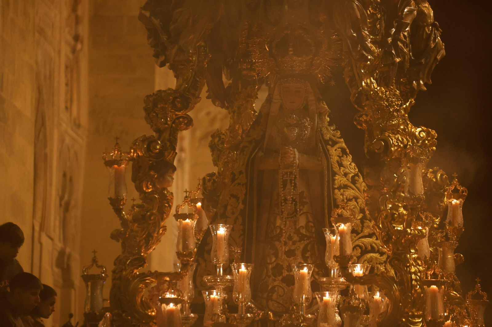 Ánimas celebra el 50 aniversario de la Virgen de las Tristezas por las calles de Córdoba