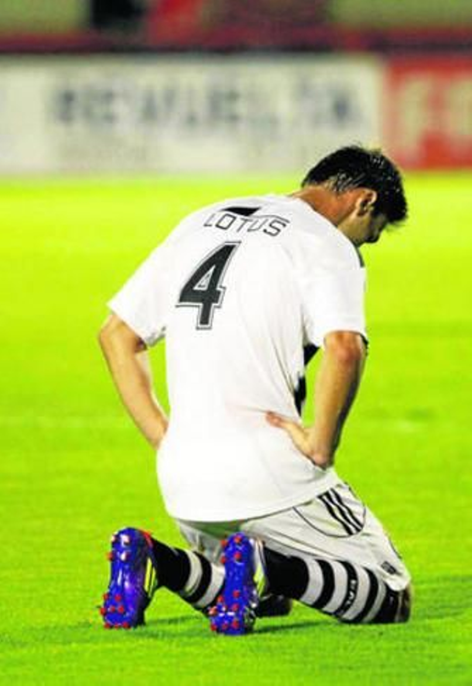 Chico Díaz se lamenta sobre el césped de la eliminación de la Balompédica.