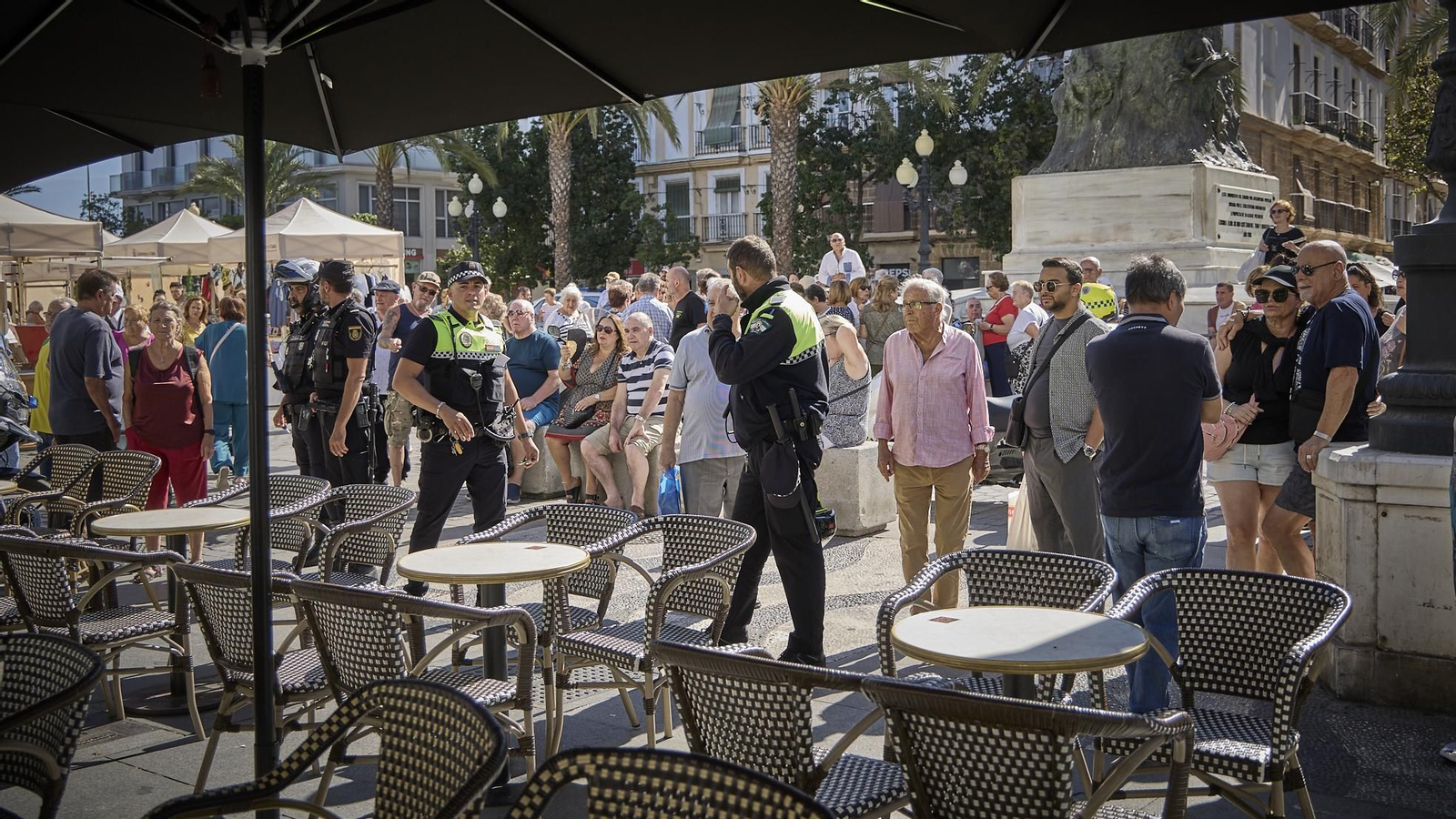 Las imágenes de la caida de un balcón sobre una persona desde una obra en la Plaza de San Juan de Dios