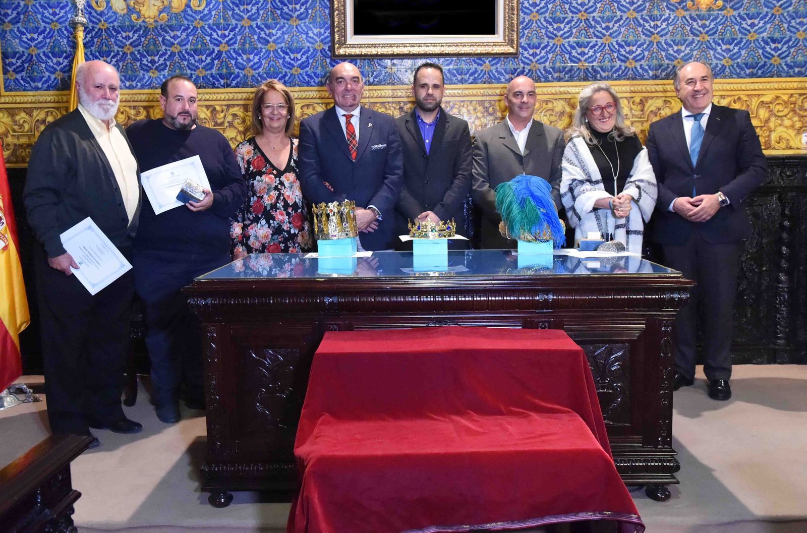 Los cargos navideños posan ayer en el Ayuntamiento de Algeciras.