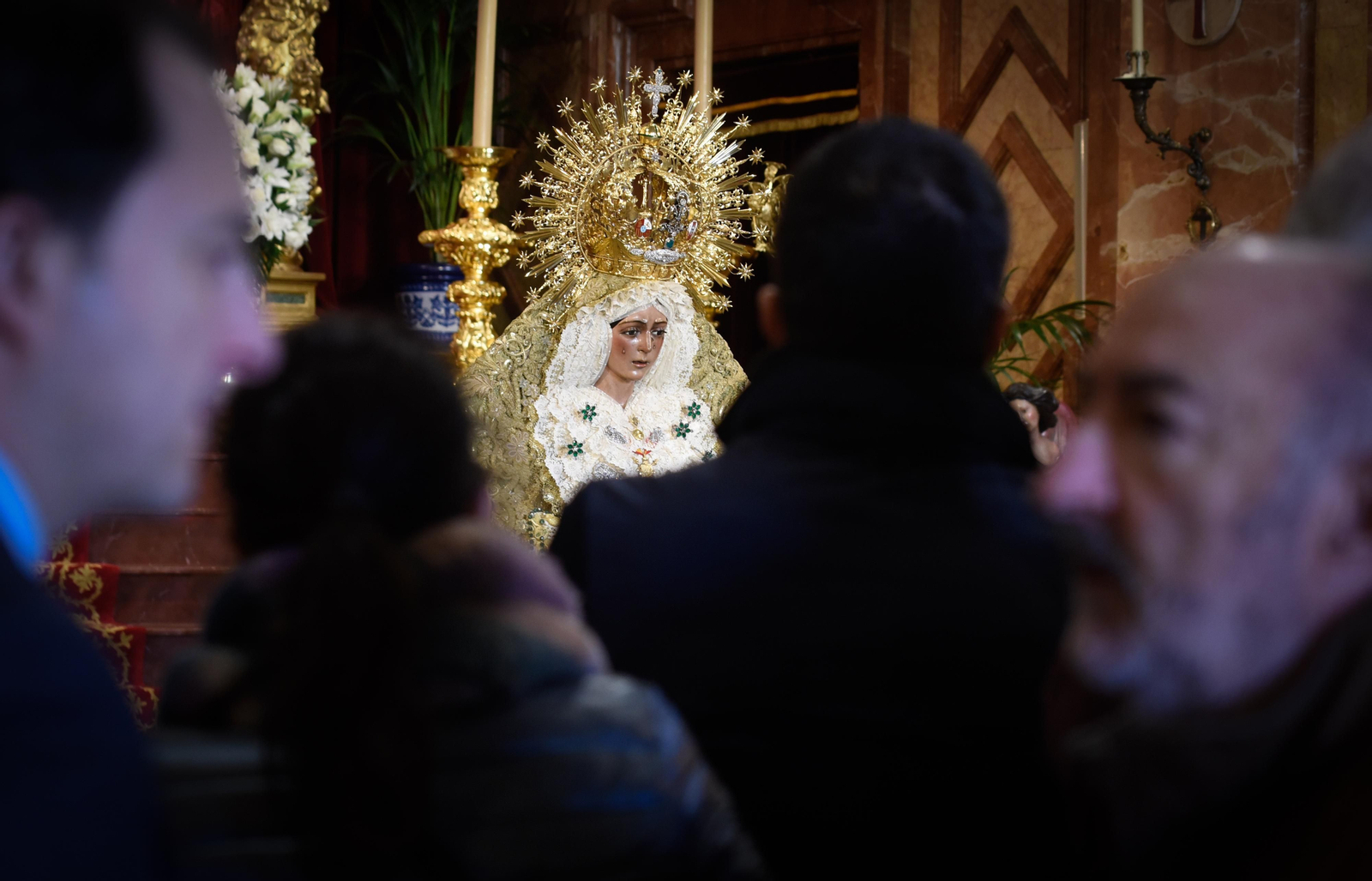 El besamanos de la Macarena, en imágenes