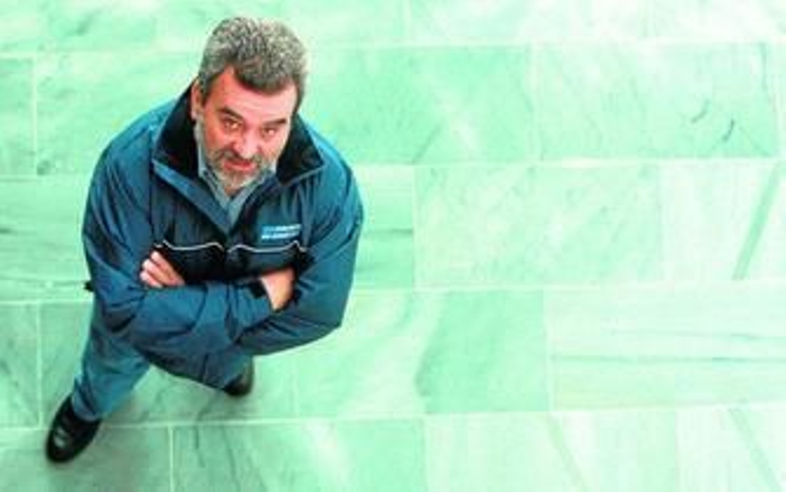 Juan Álvarez, director del Circuito de Jerez, posando en el edificio principal del trazado.