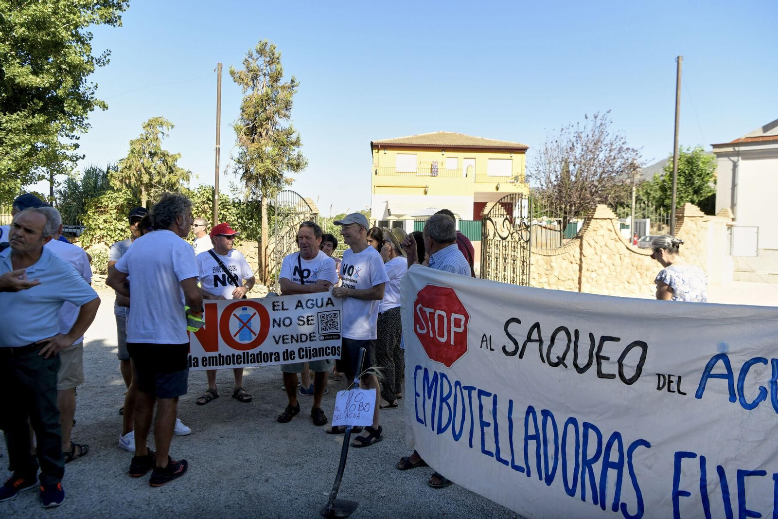 Así se han manifestado por las calles de Padul en contra de la embotelladora de Cijancos