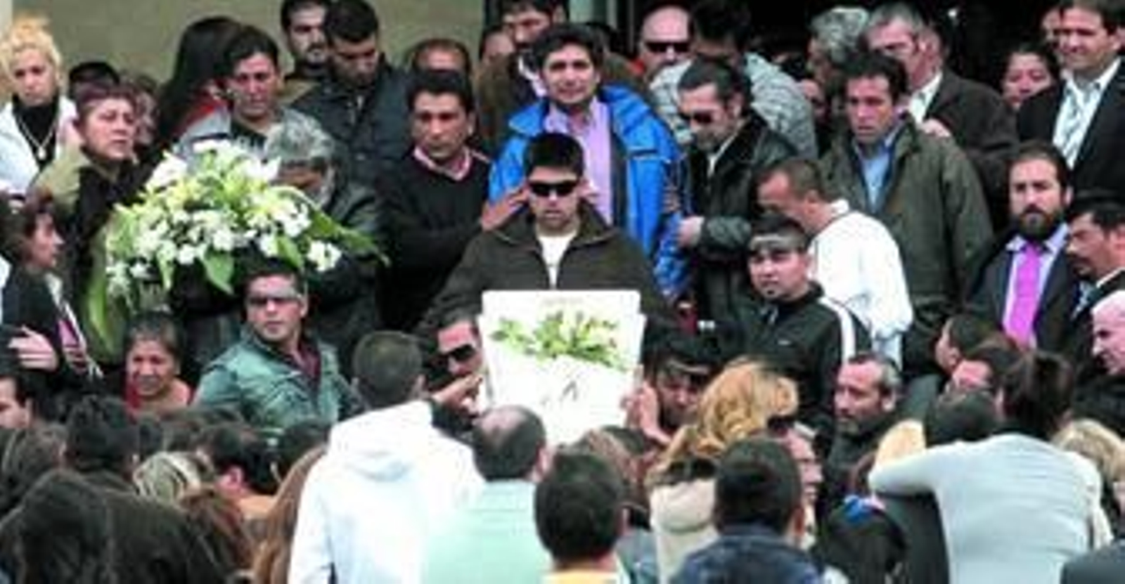 Momento de la salida del féretro con los restos de Mari Luz del tanatorio, con el padre, Juan José Cortés, detrás.