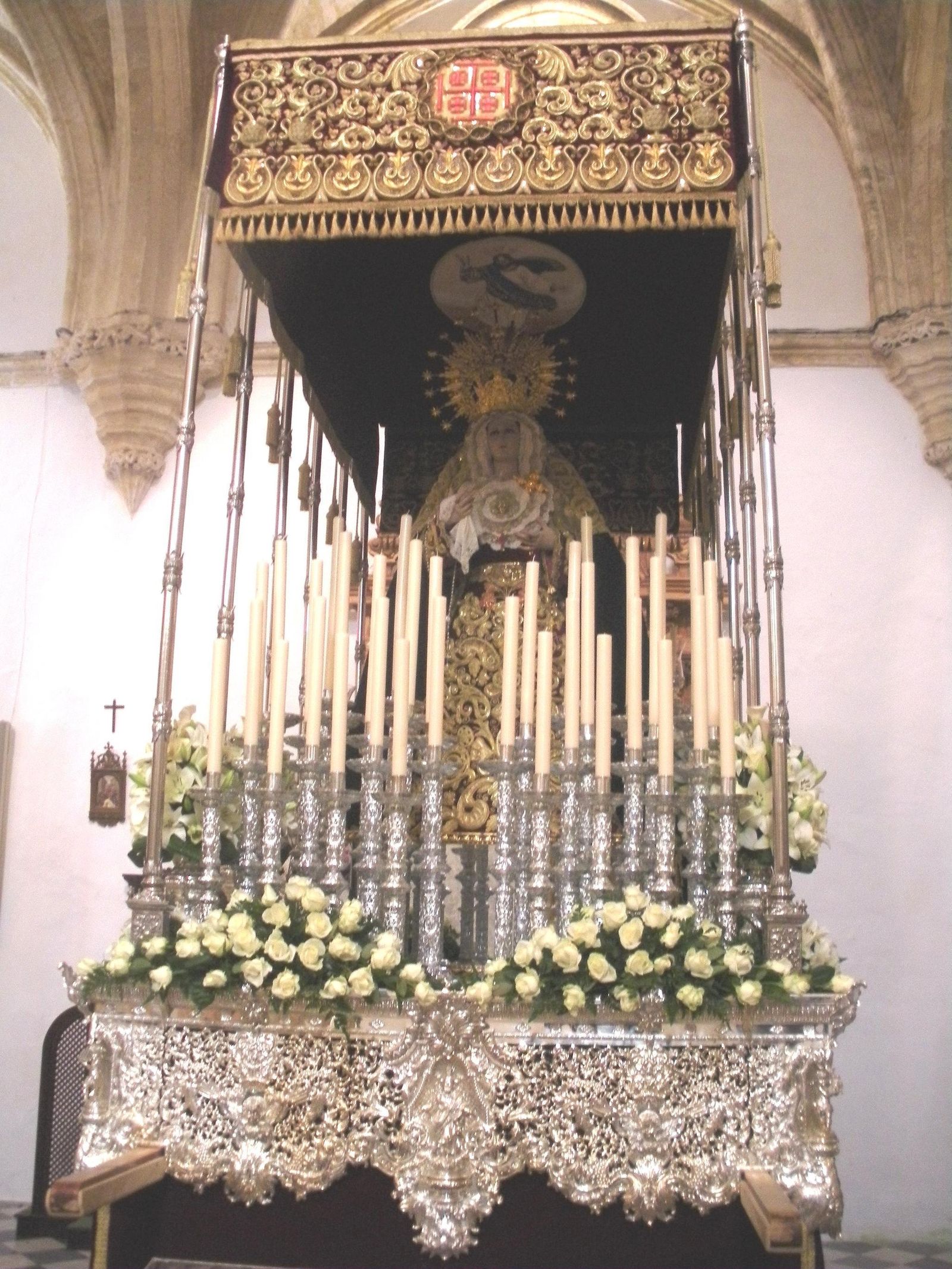 Virgen de los Dolores bajo palio.