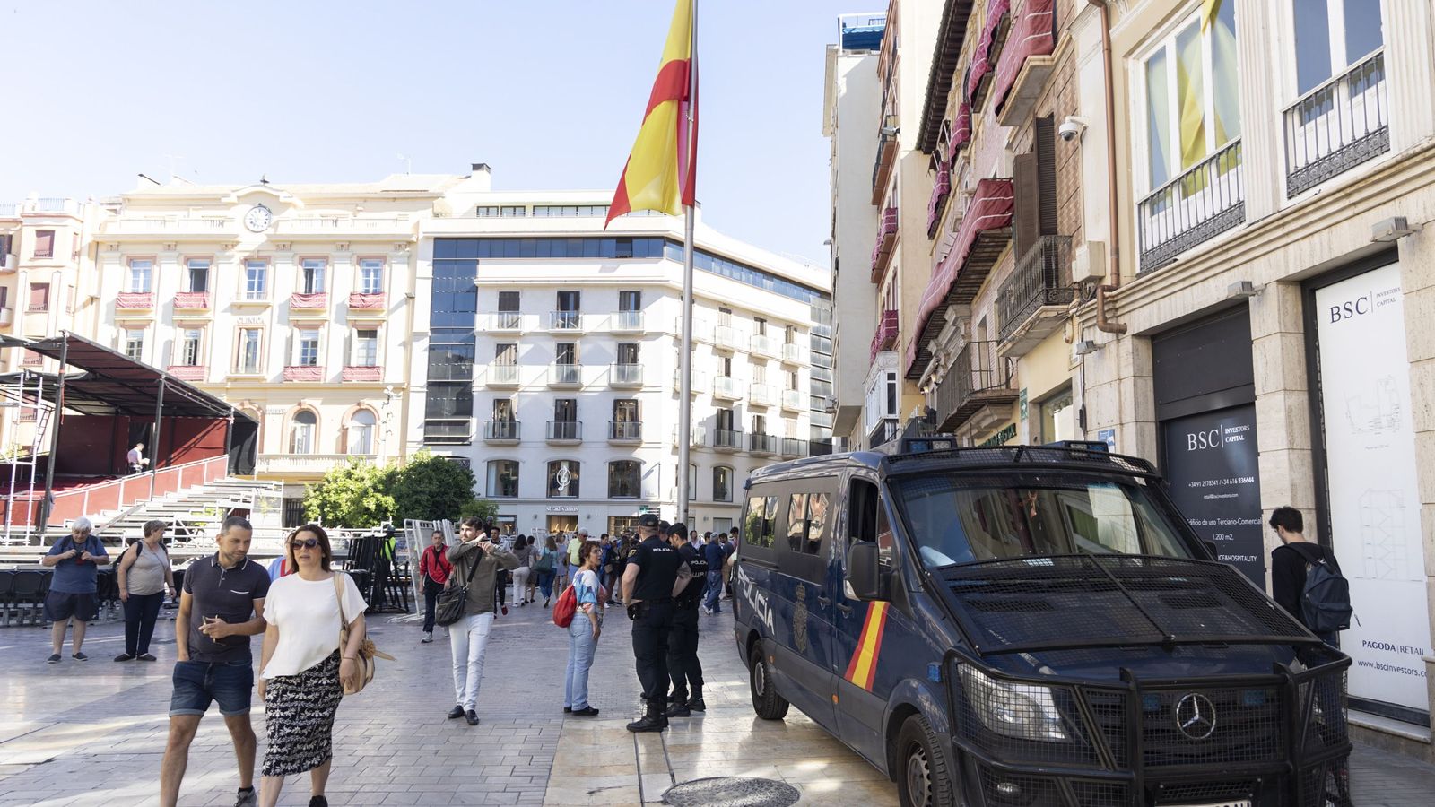 Un furgón de la Policía Nacional, en la Plaza de la Constitución.