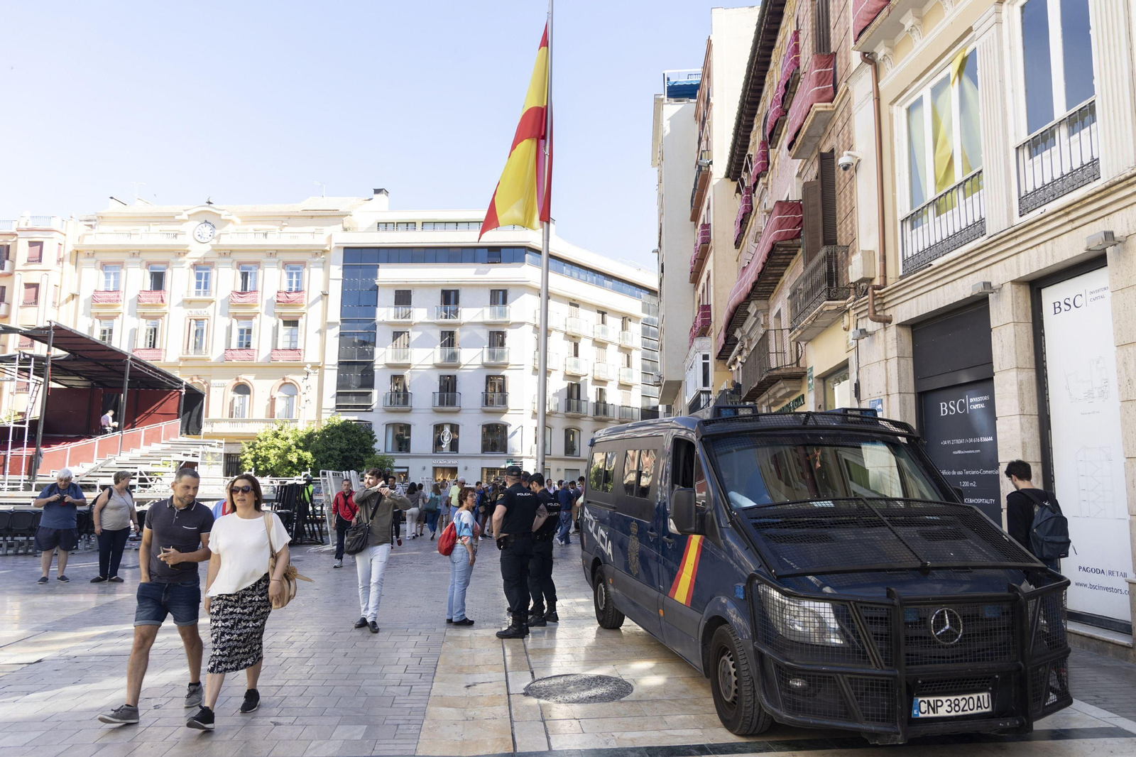 Un furgón de la Policía Nacional, en la Plaza de la Constitución de Málaga.