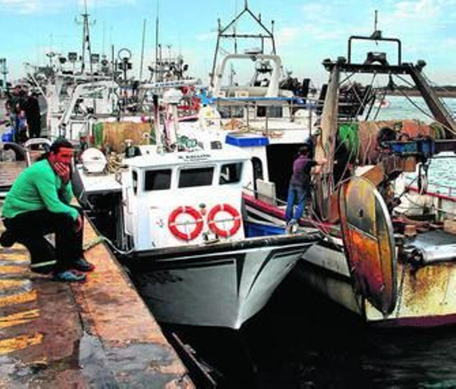 Barcos amarrados en el puerto de Punta Umbría, ayer.