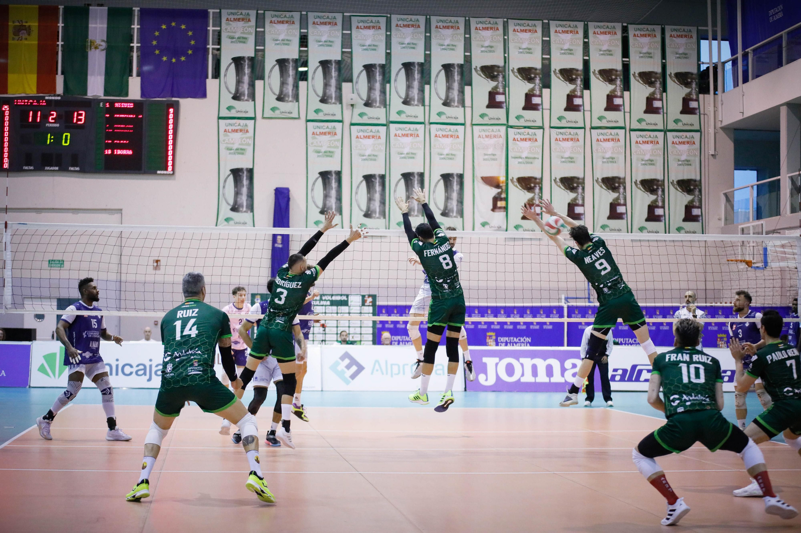 Imágenes del Unicaja Almería frente al conjunto valenciano de voleibol