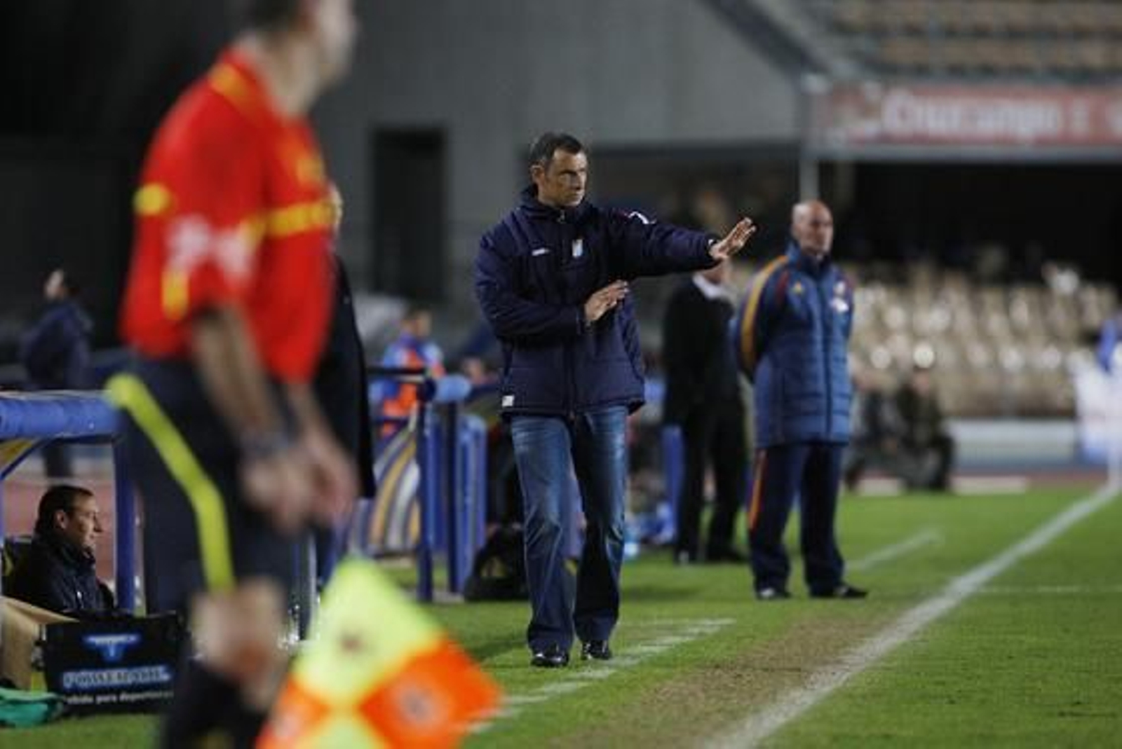 Javi López da instrucciones desde la banda. 

Foto: Juan Carlos Toro