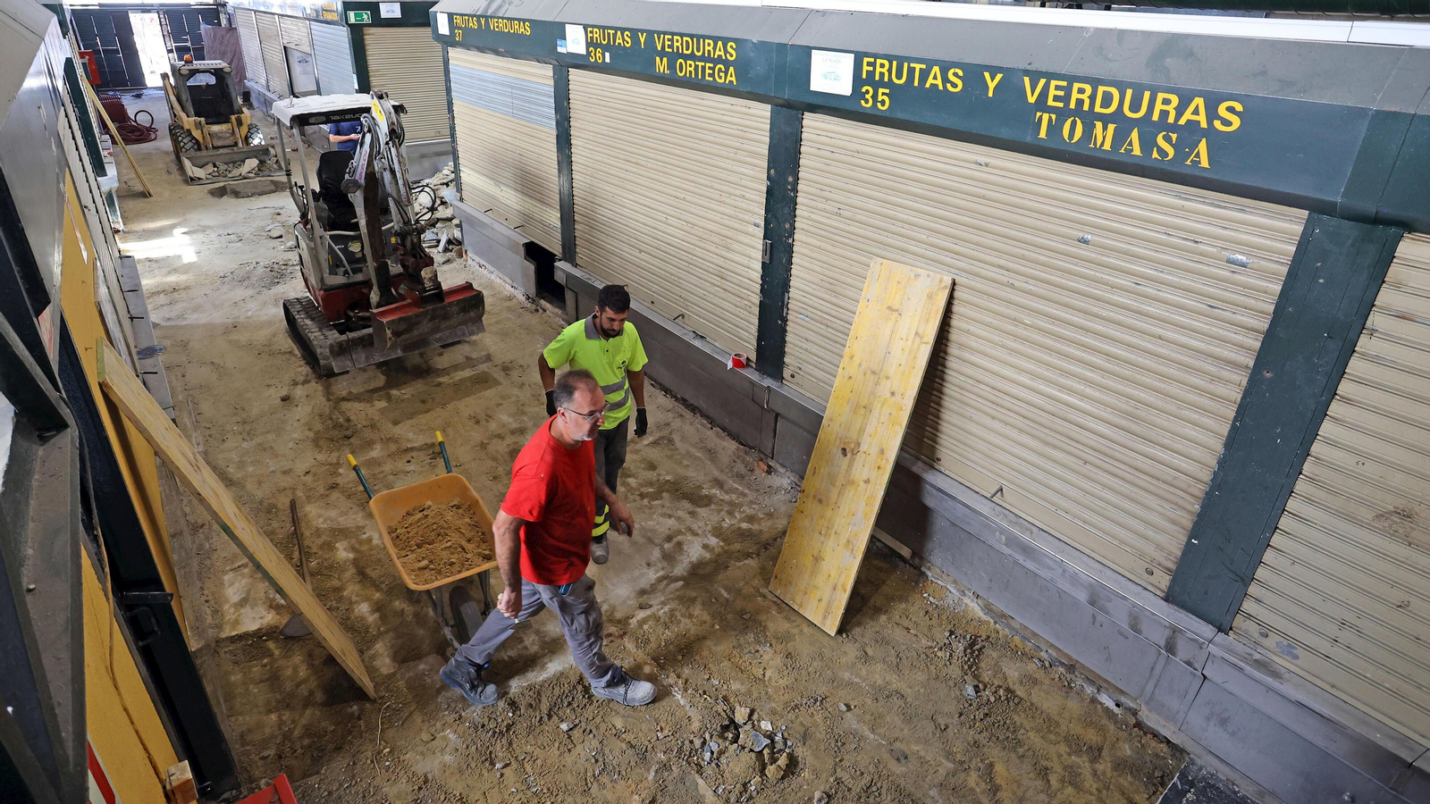 Obreros trabajando en la reforma de la plaza de abastos.
