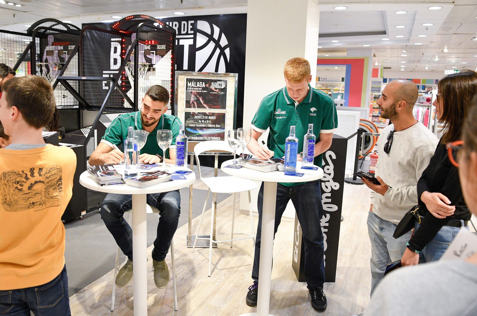 Alberto y Jaime se divierten en el Tour de Básket Electrónico