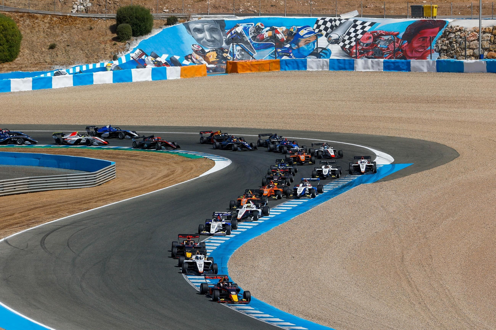 Espectacular imagen con el mural del circuito al fondo.