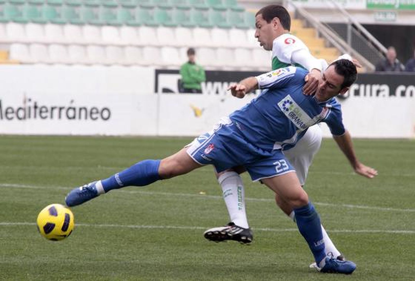 El Granada se trae un empate del estadio del Elche pese a jugar gran parte del partido con uno más (0-0). / LOF