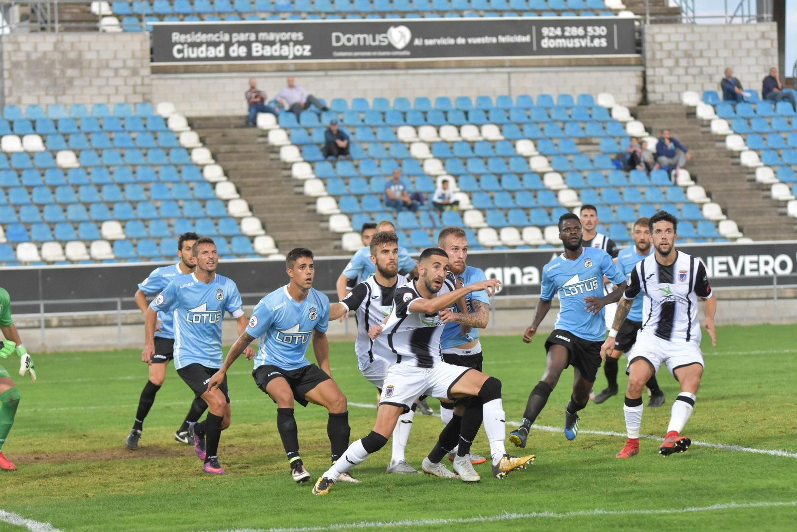 Jugadores de la Balona defienden un córner