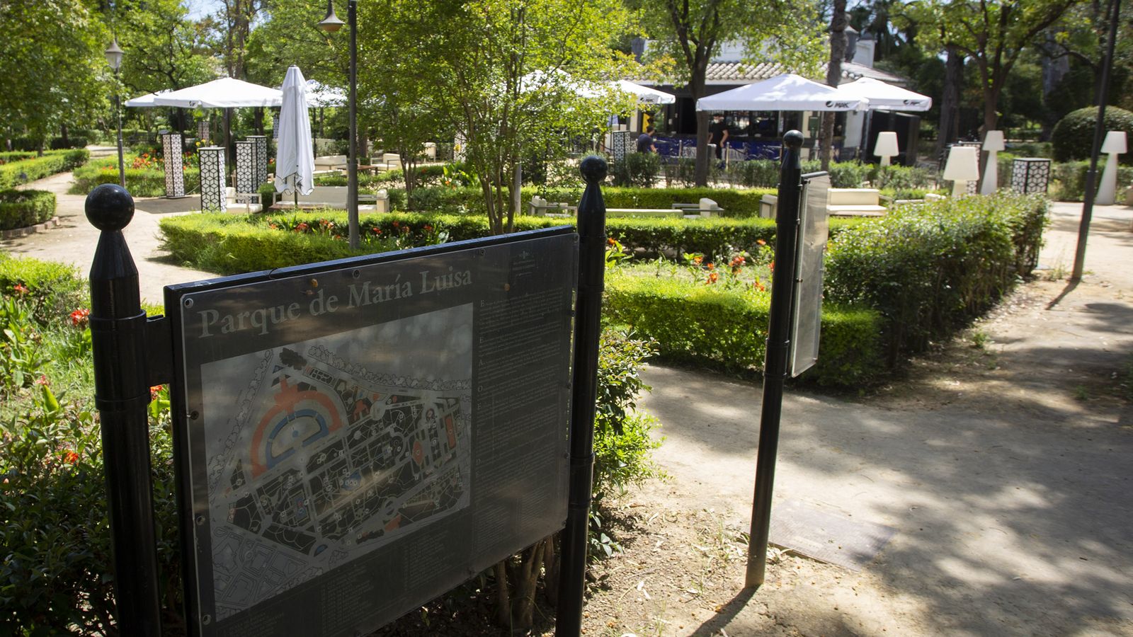 Una vista de la terraza El Líbano en los Jardines de las Delicias de Sevilla