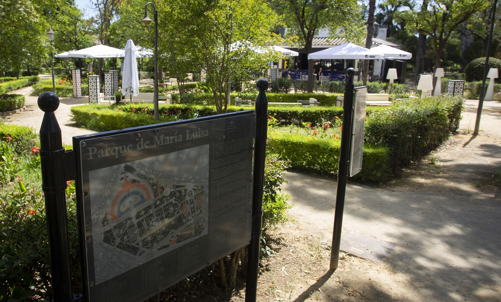 Una vista de la terraza El Líbano en los Jardines de las Delicias de Sevilla