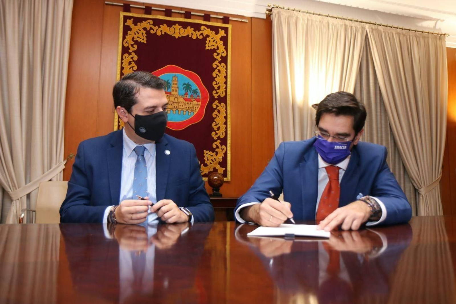 Un momento de la firma de la cesión. Un momento de la firma de la cesión.