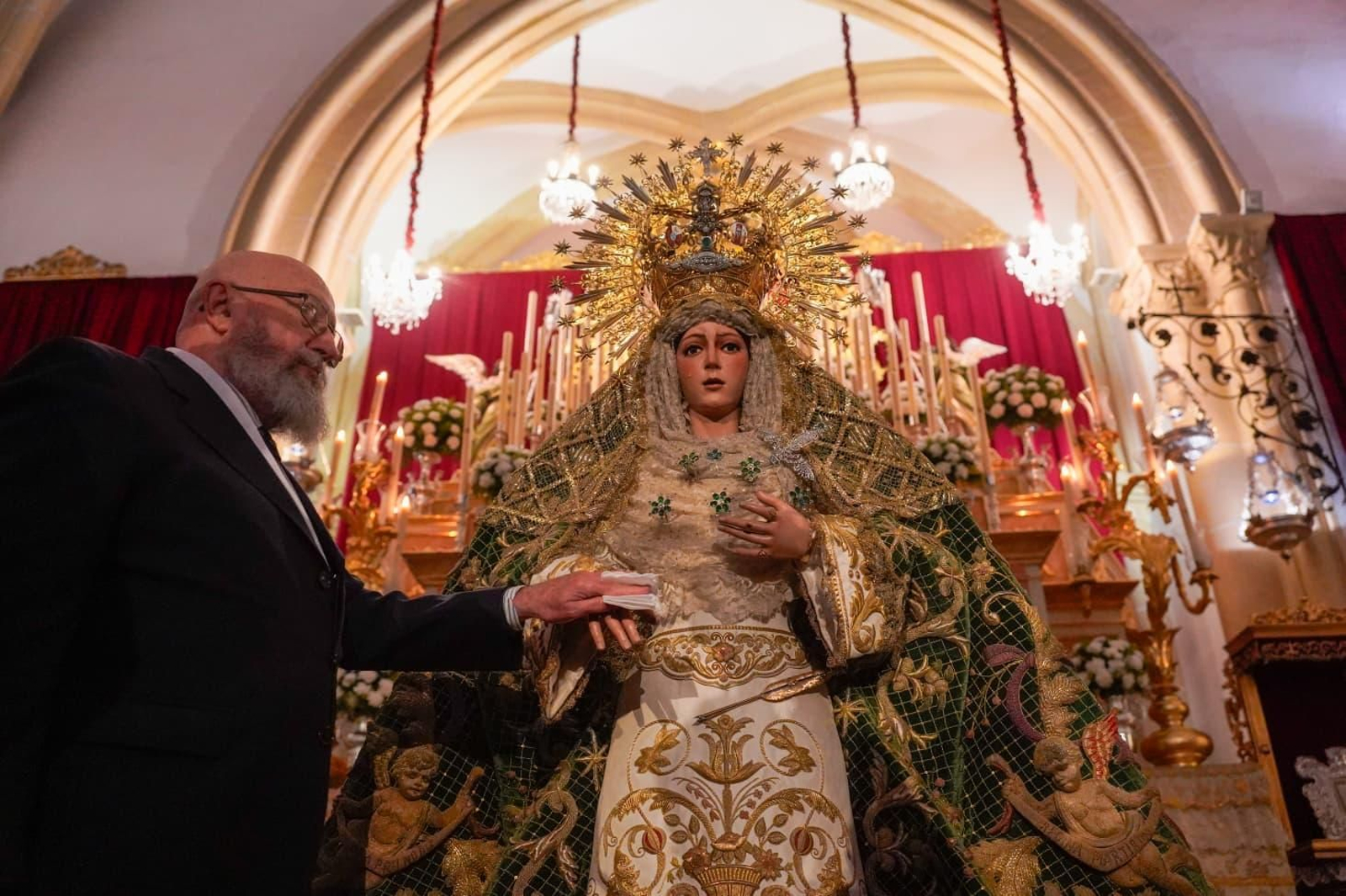 La Macarena, en besamanos en San Gil después de un siglo