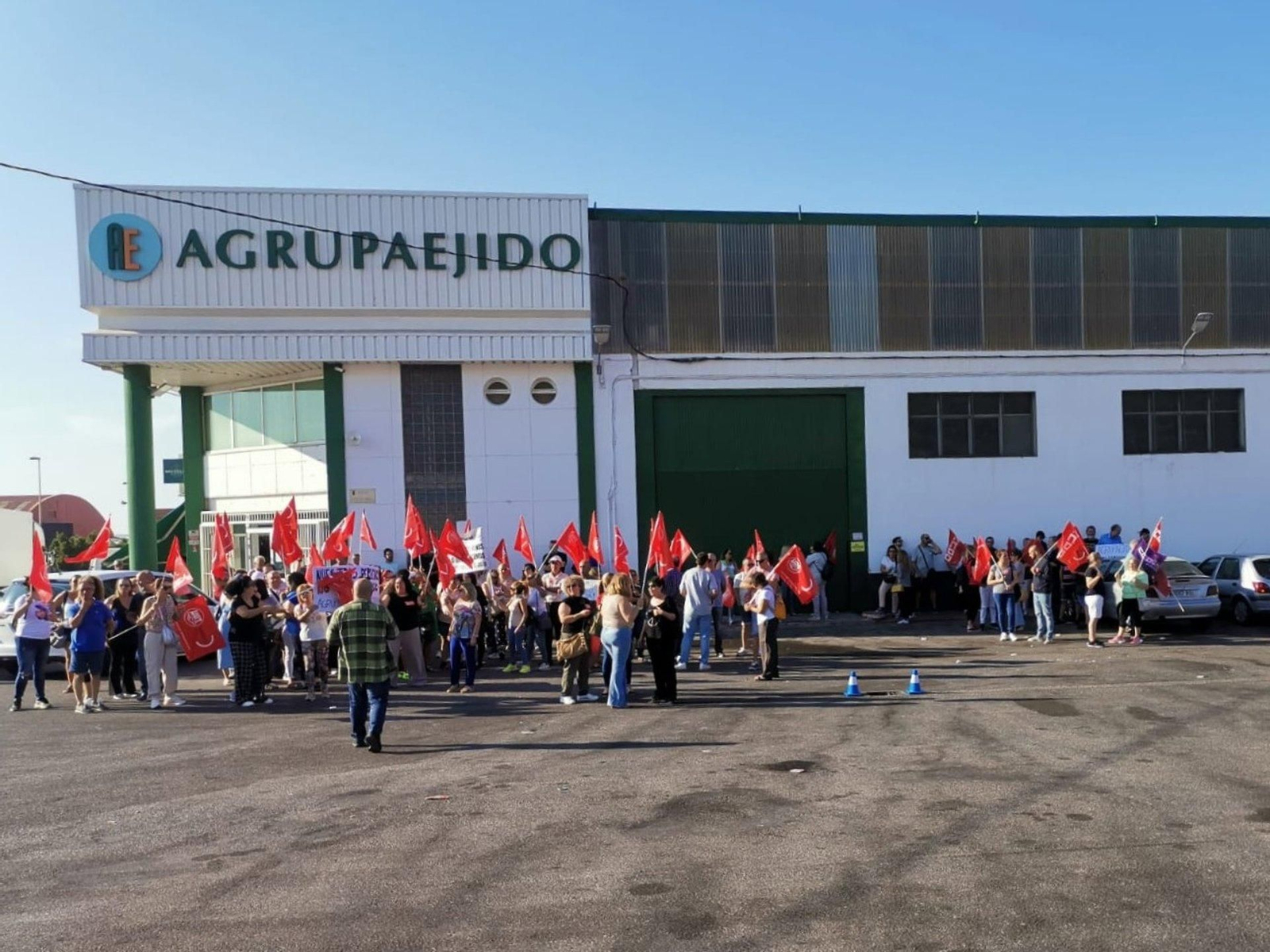 Manifestación de los trabajadores a las puertas de Agrupaejido.