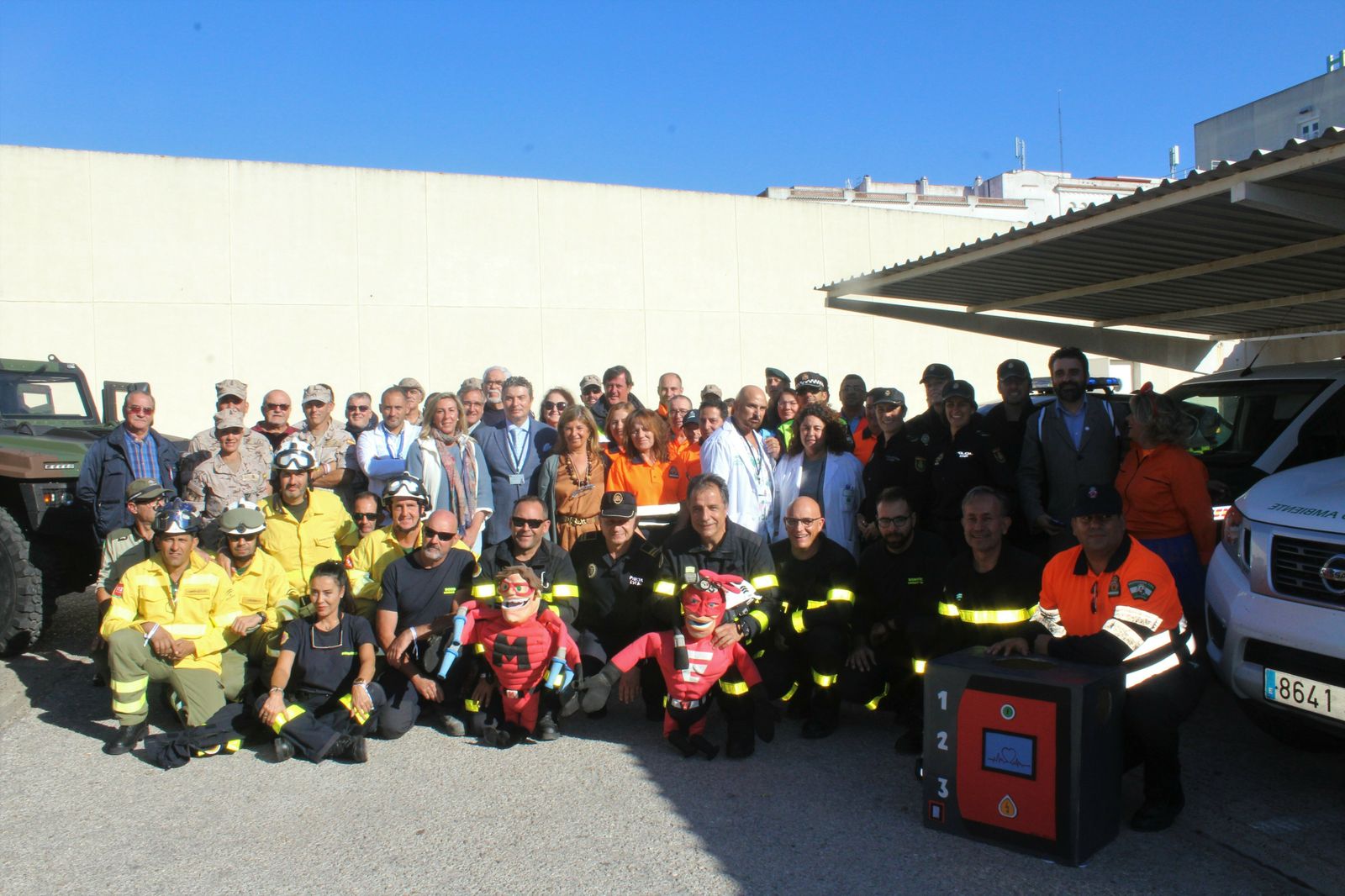 Protección Civil responde al llamamiento de la 'Asociación Sonrisas' en el Hospital Universitario de Puerto Real